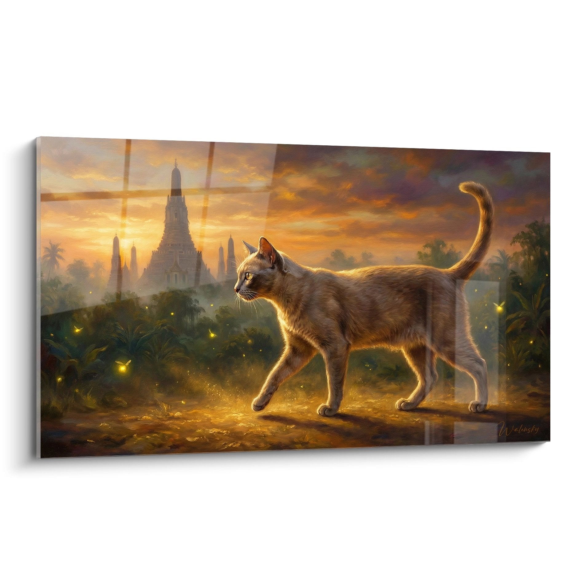 Tableau chat Korat gris devant temple doré au coucher soleil avec lucioles dorées et végétation tropicale