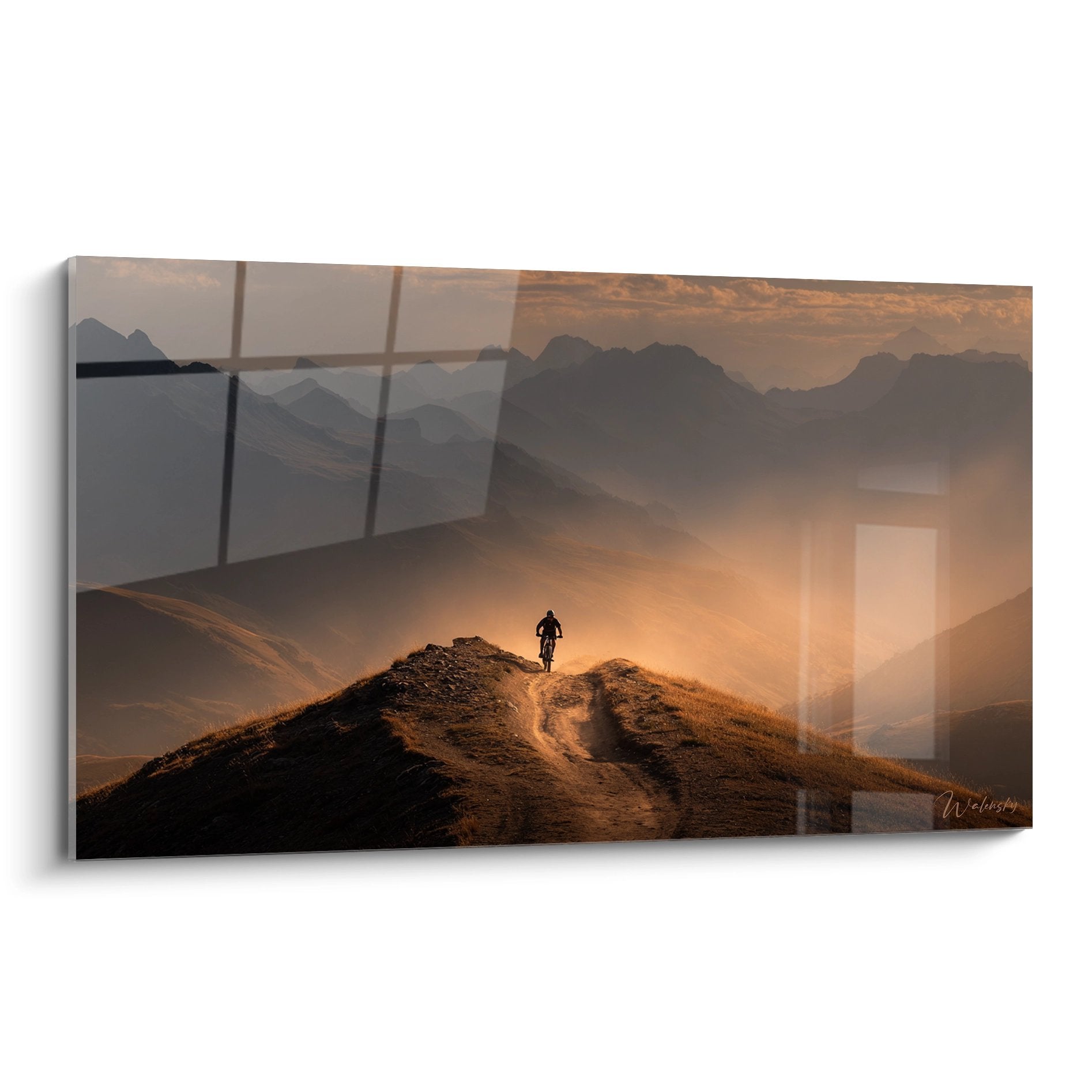 Tableau VTT montagne avec cycliste silhouette au sommet crête dorée coucher soleil paysage montagneux atmosphère chaleureuse