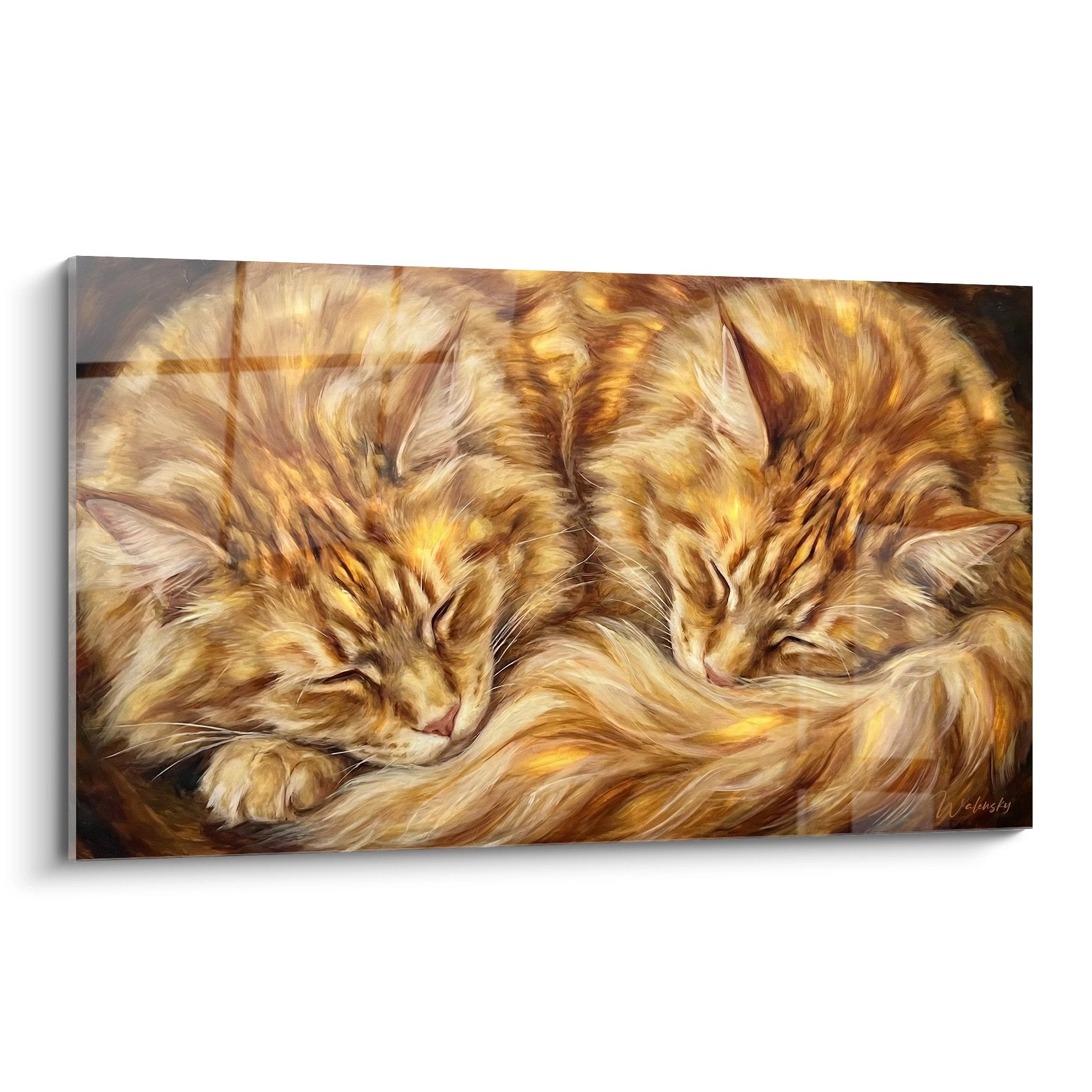 Künstlerisches Gemälde von zwei schlafenden rötlichen Maine-Coon-Katzen, die sich zusammengekuschelt haben mit goldenen Tönen auf Leinwand