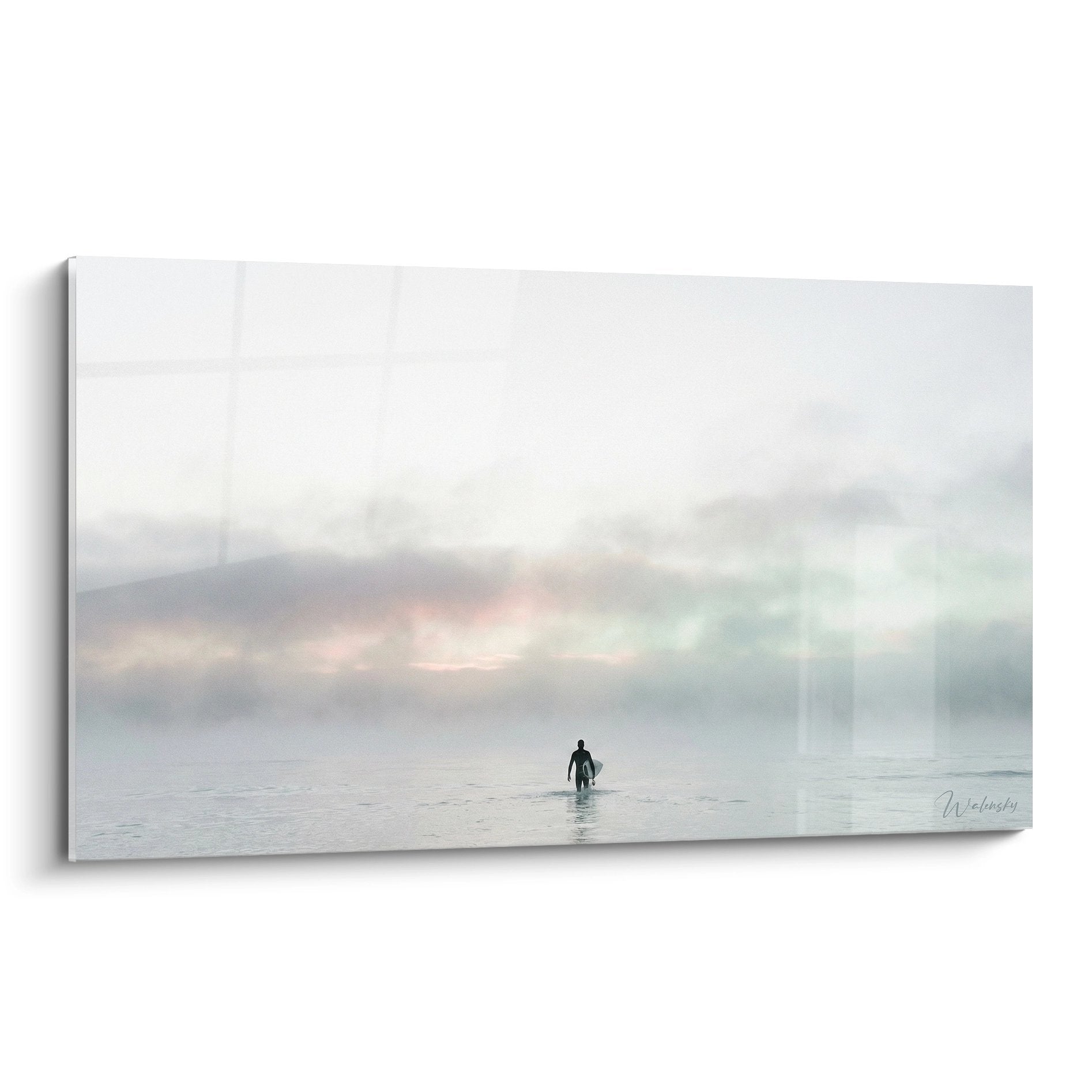 Tableau surf artistique montrant un surfeur solitaire dans une mer calme entouree de brume oceanique douce