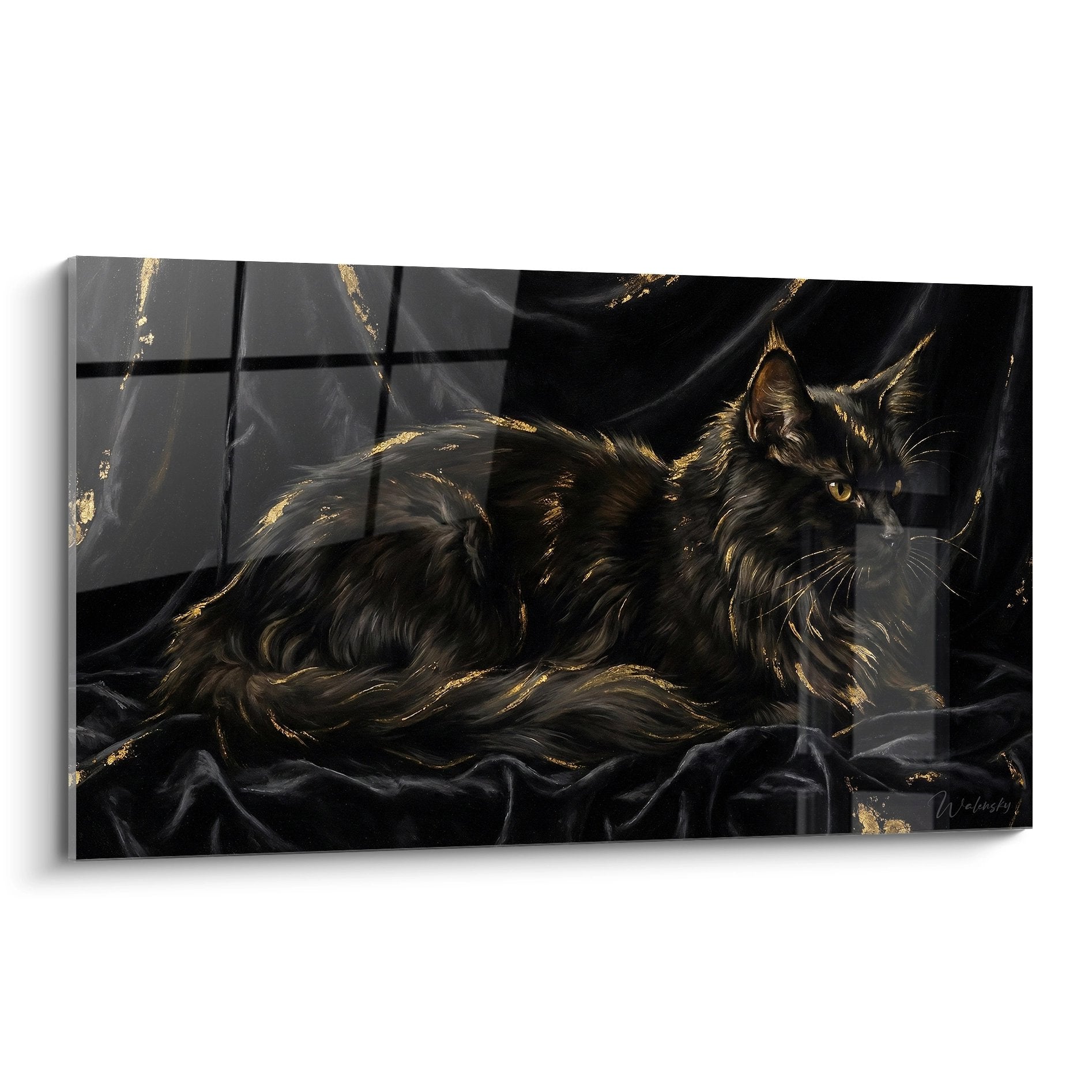 Schwarze Maine Coon mit goldenen Reflexen auf dunklem marmoriertem Hintergrund, elegantes und mystisches Katzenporträt