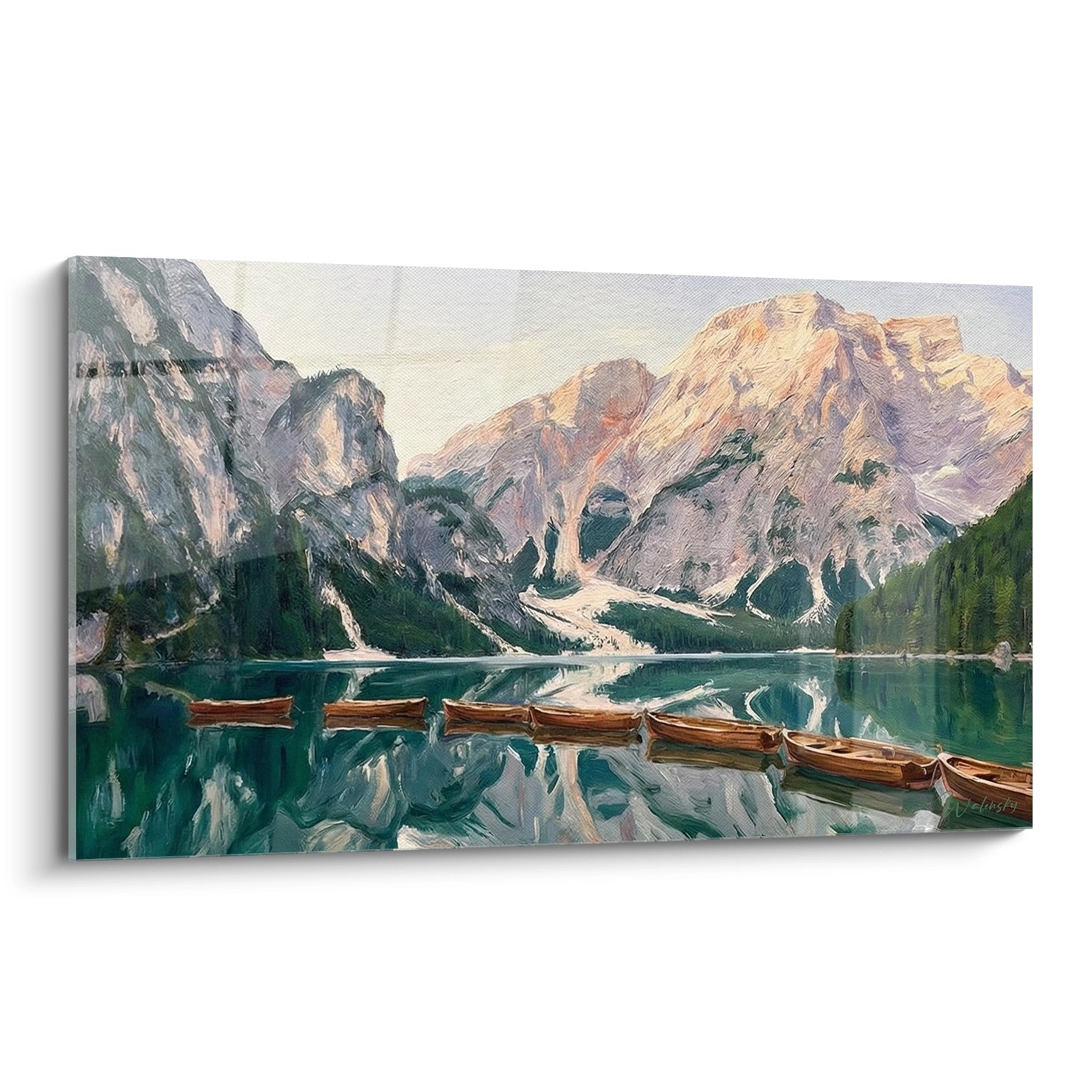 Quadro lago delle Dolomiti con barche in legno e riflessi delle montagne nell'acqua calma
