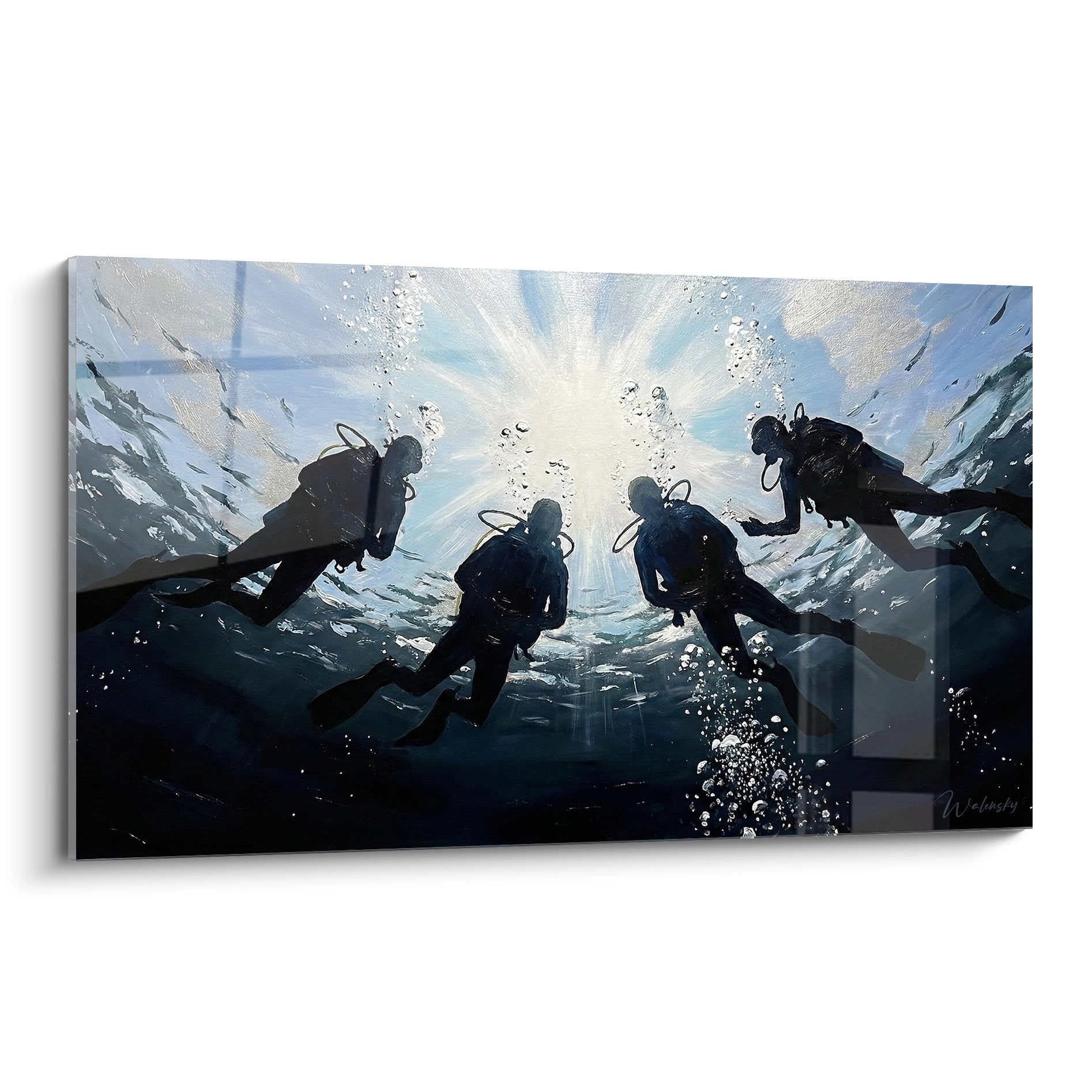 Künstlerisches Wandbild mit vier Tauchern in Silhouette unter Wasser mit Sonnenstrahlen, die von der Oberfläche eindringen