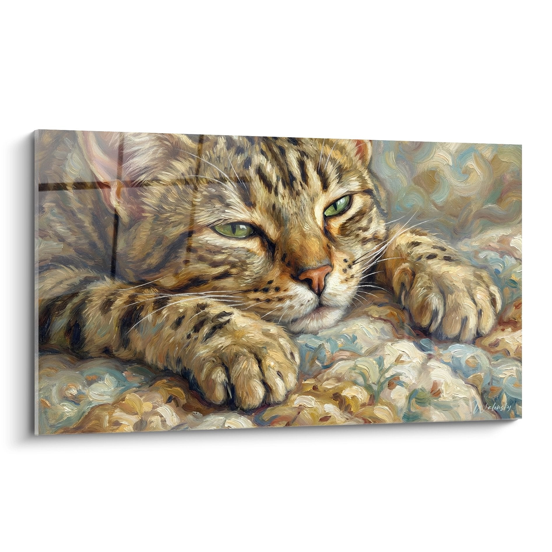 Quadro artistico di un gatto Egyptian Mau dagli occhi verdi in posizione di riposo su tessuto morbido