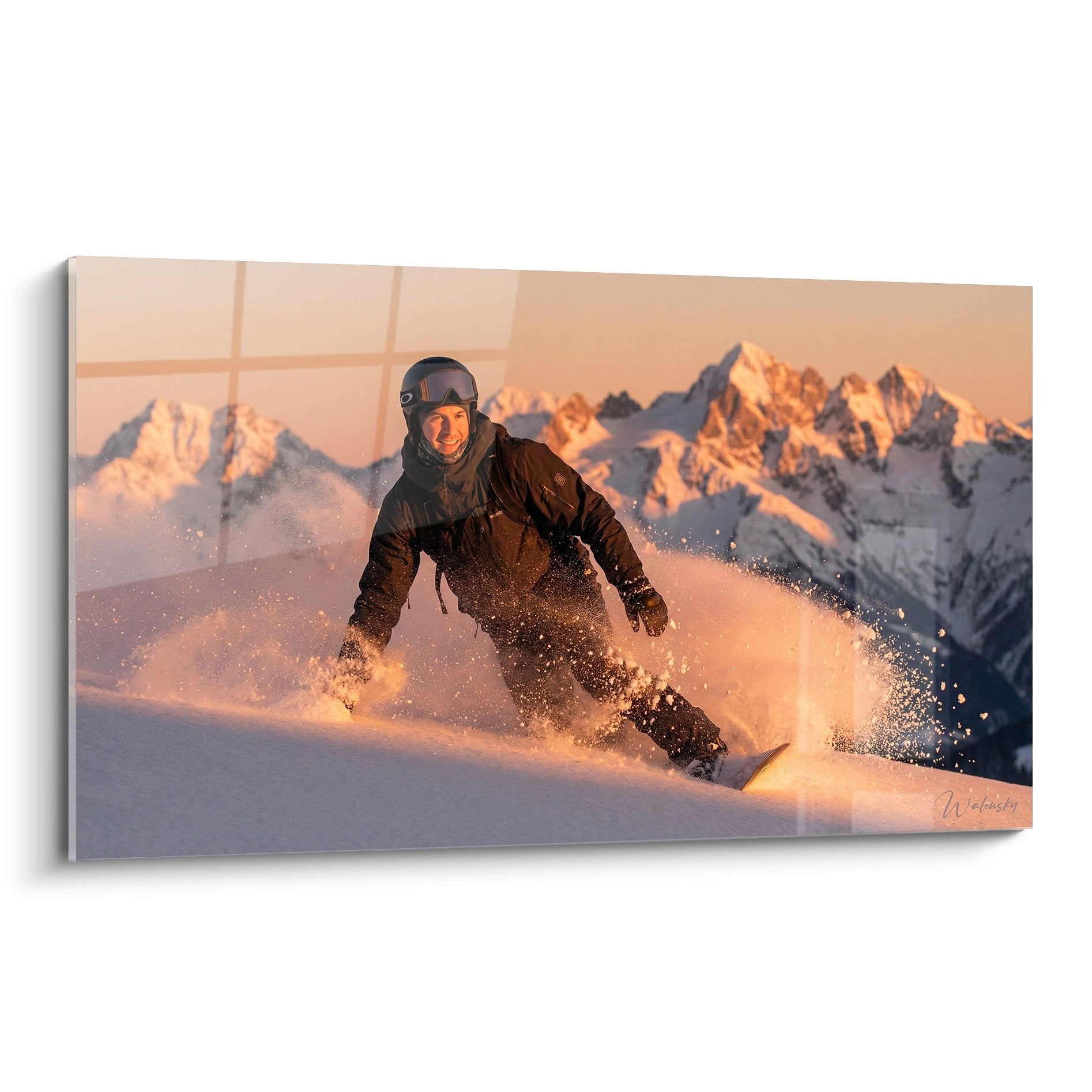 Tableau snowboardeur dans poudreuse au coucher de soleil avec montagnes enneigees en arriere-plan decoration murale