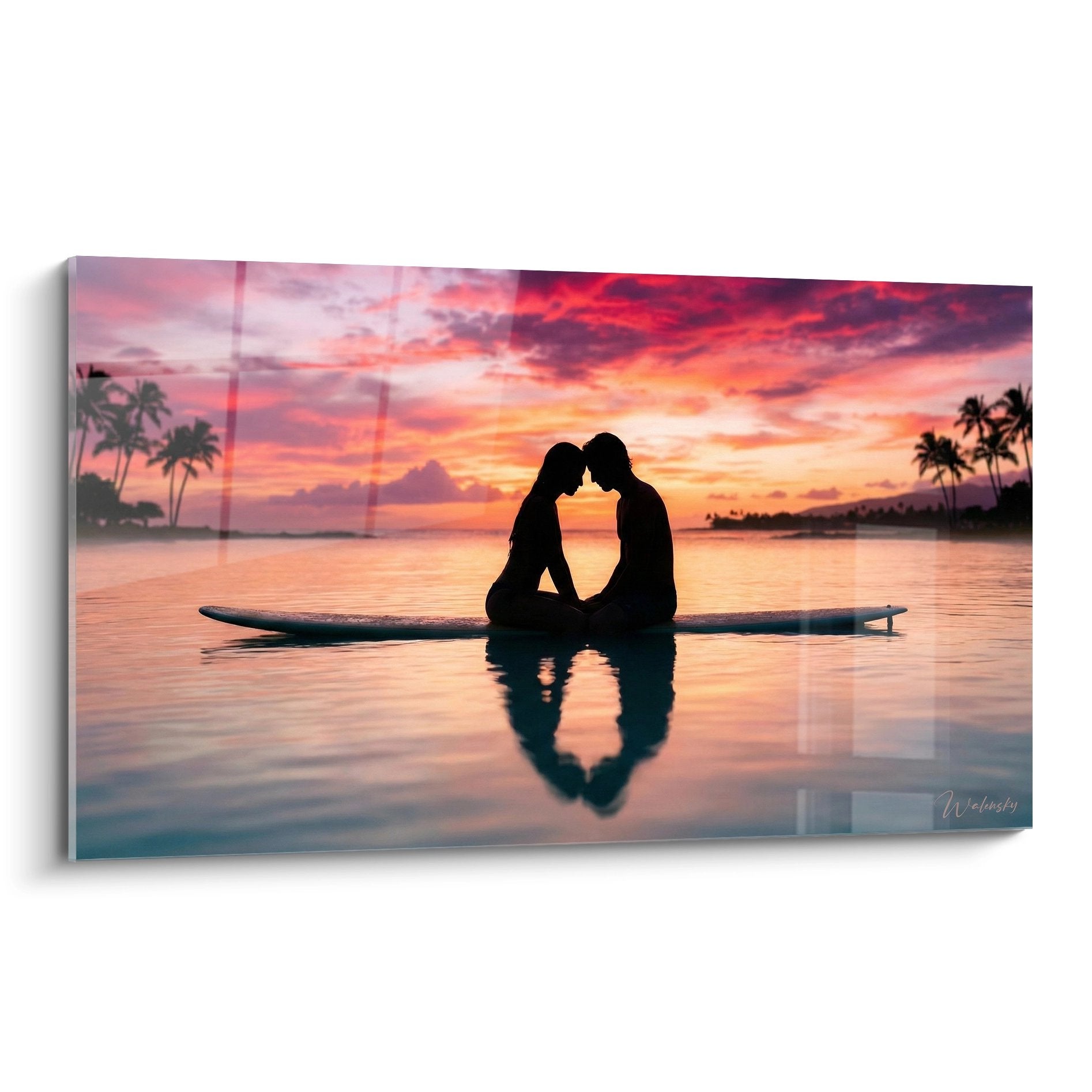 Tableau mural couple surfeurs romantique au coucher de soleil tropical avec palmiers et reflets dans l'eau