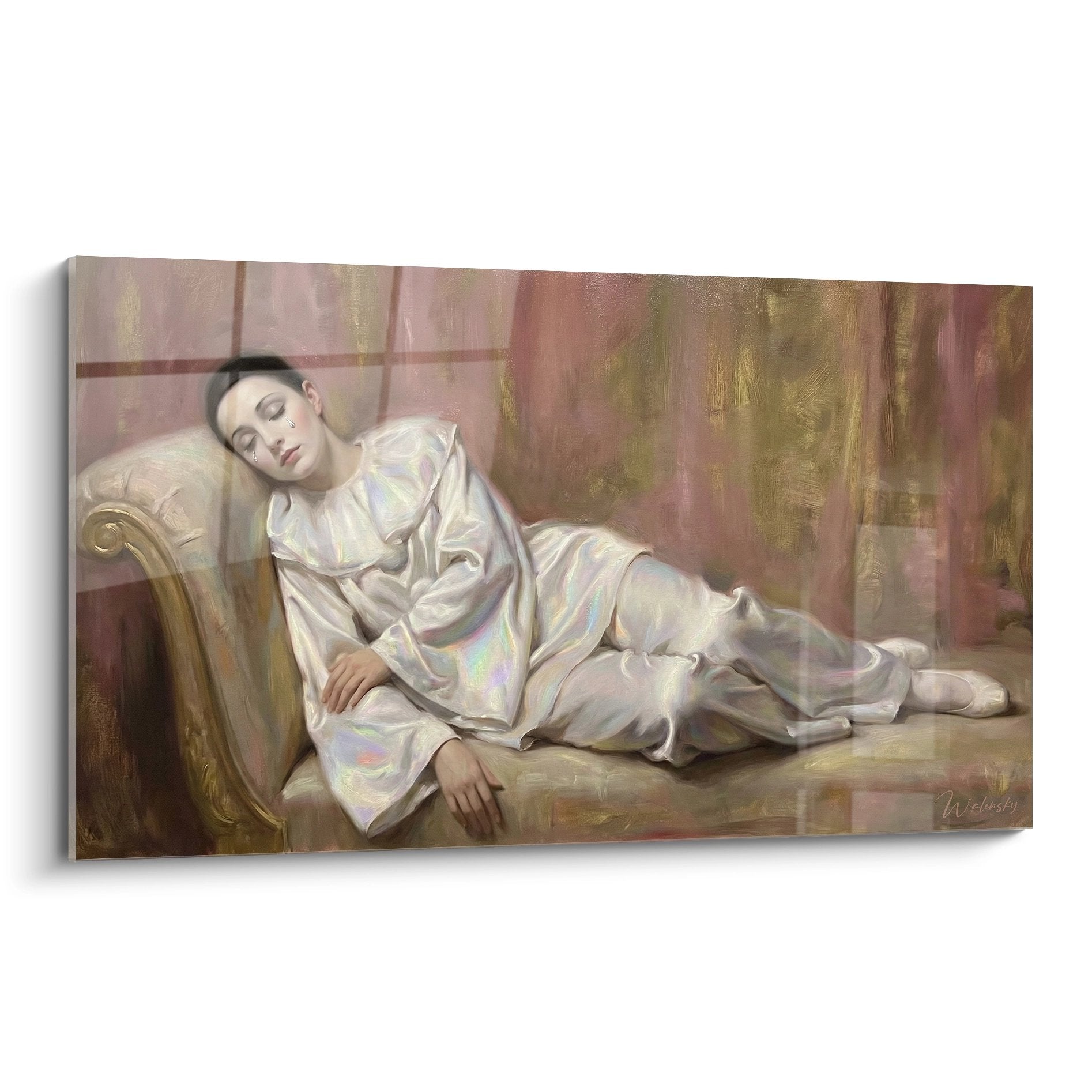 Tableau femme endormie en robe nacrée sur canapé doré, art mural élégant pour décoration intérieure raffinée