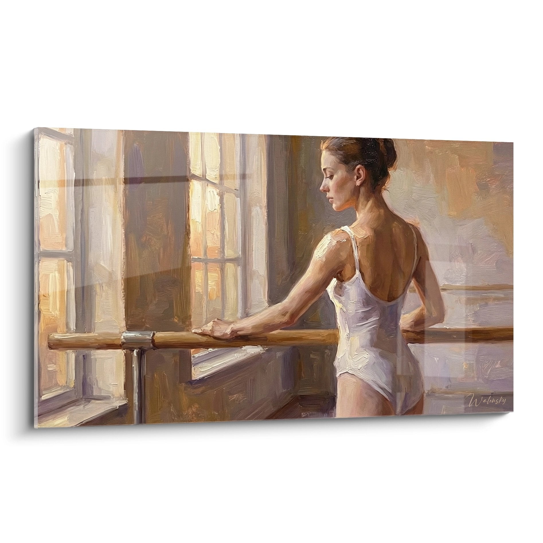 Quadro di ballerina alla sbarra in studio luminoso, danzatrice in body bianco, luce dorata mattutina