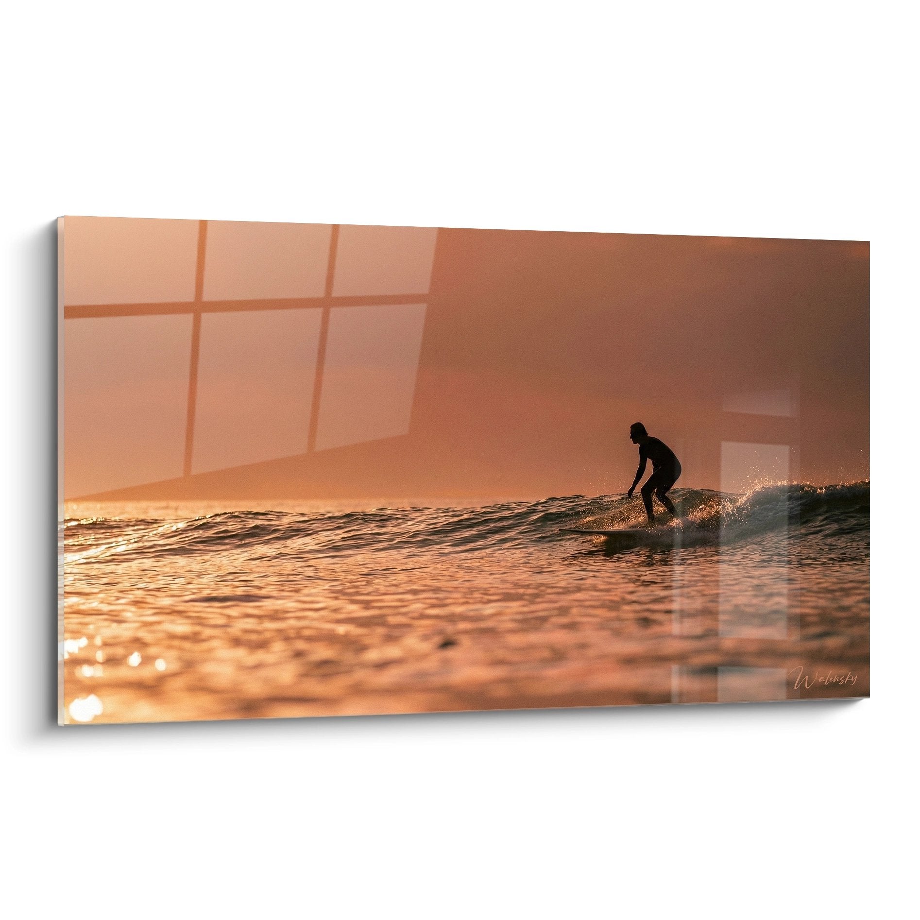 Tableau surf avec surfeur en silhouette sur vague dorée au coucher de soleil, ambiance californienne chaleureuse