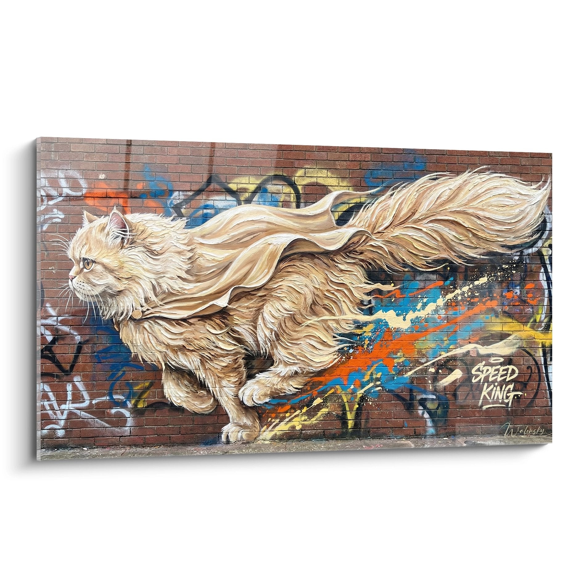 Street-Art-Gemälde, das eine persische Katze mit goldenem Fell in Bewegung auf einer Backsteinmauer mit farbigen Graffitis darstellt