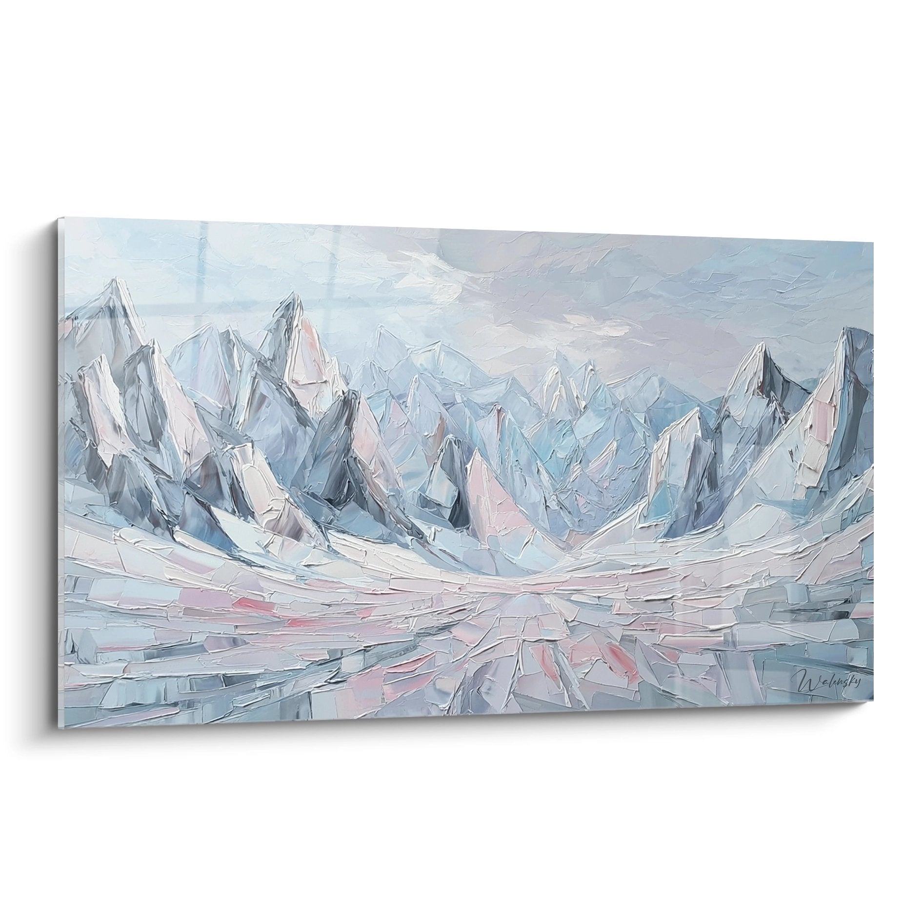 Berglandschaftsbild in Blau- und Rosatönen mit kristallinen Gipfeln im Dolomiten-Stil