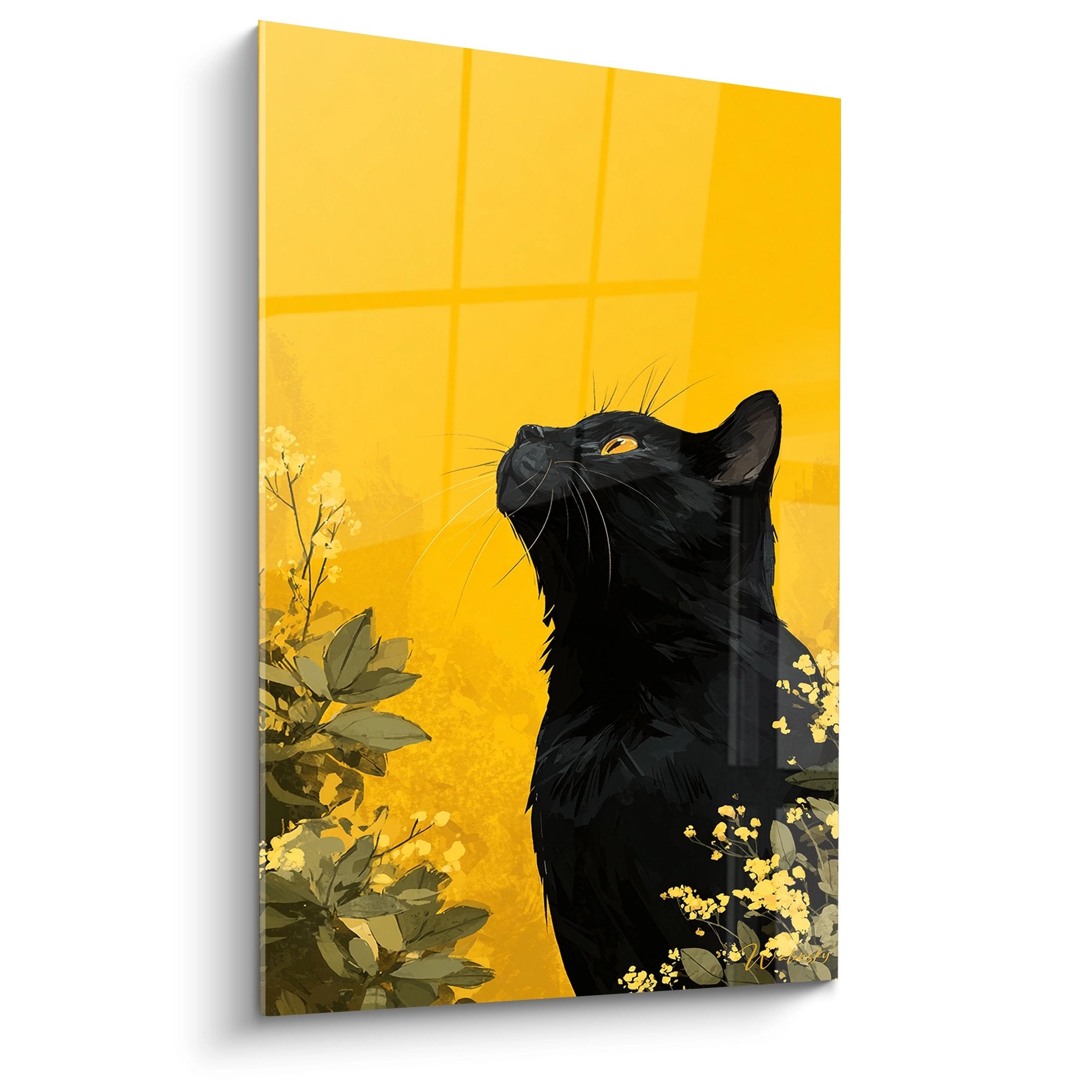 Quadro artistico di un gatto nero Bombay che alza la testa tra fiori dorati su sfondo giallo luminoso