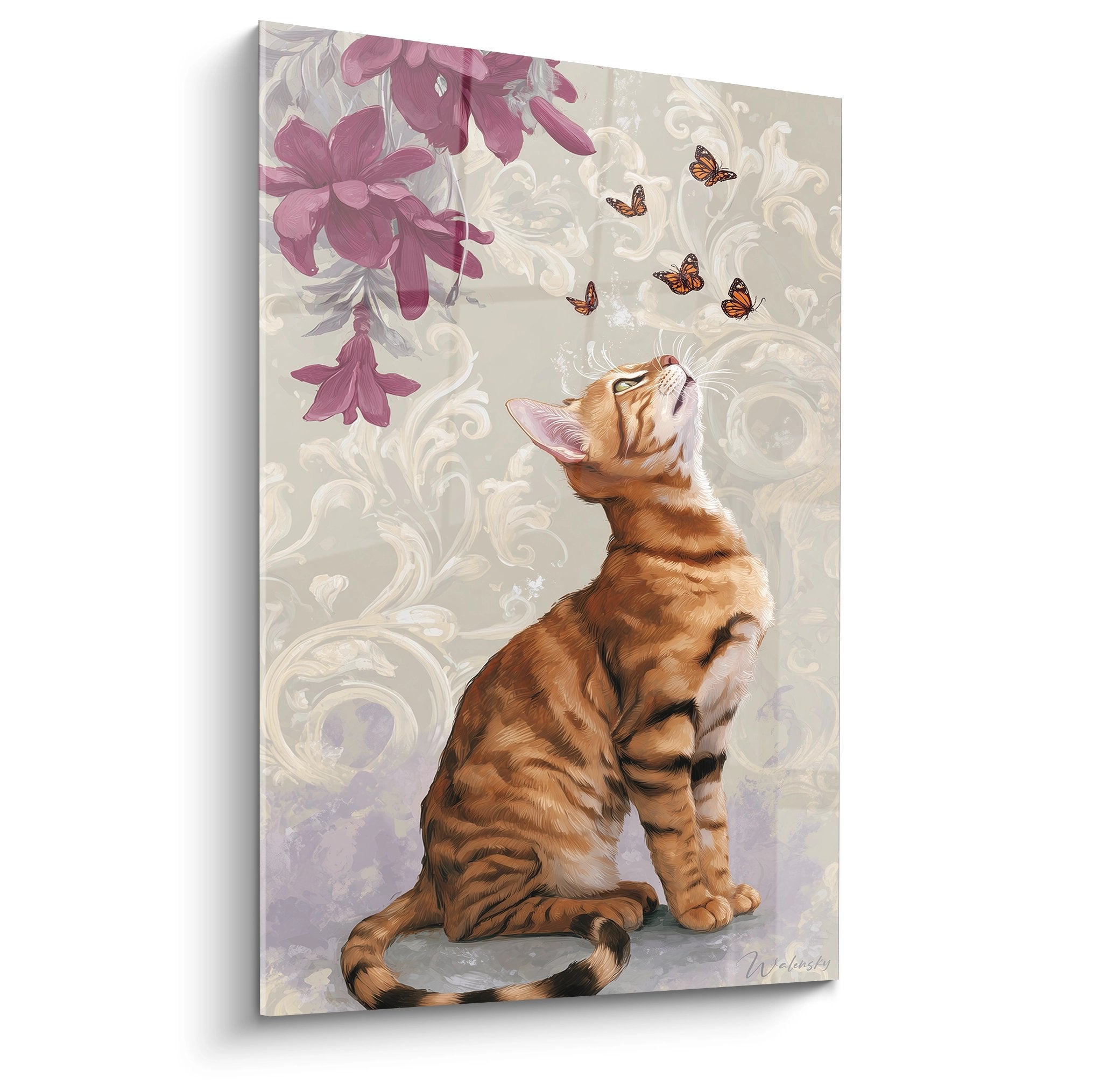 Gemälde einer gestreiften Toyger-Katze, die Monarchfalter unter lila Blüten vor dekorativem beigem Hintergrund beobachtet