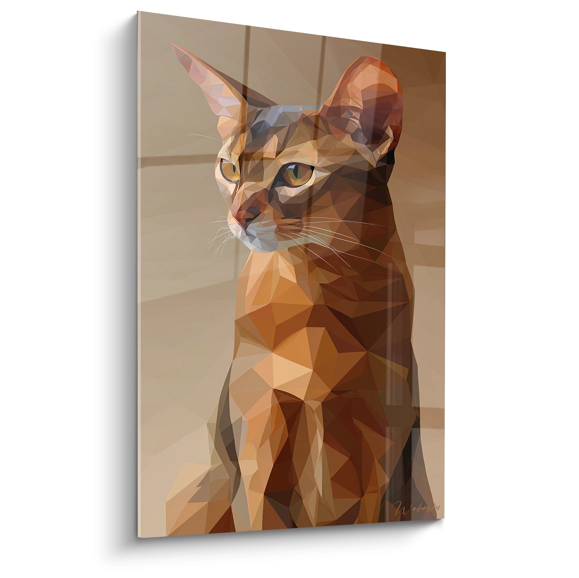 Modernes Gemälde einer Abessinier Katze im polygonalen Stil mit warmen Ocker- und Goldtönen auf dekorativem Wandbild