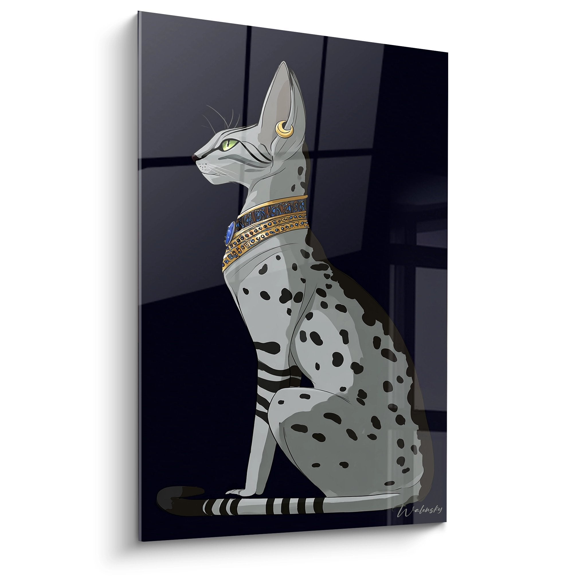 Quadro gatto Egyptian Mau argentato con collana egiziana dorata, posa maestosa in stile Bastet su sfondo geometrico blu