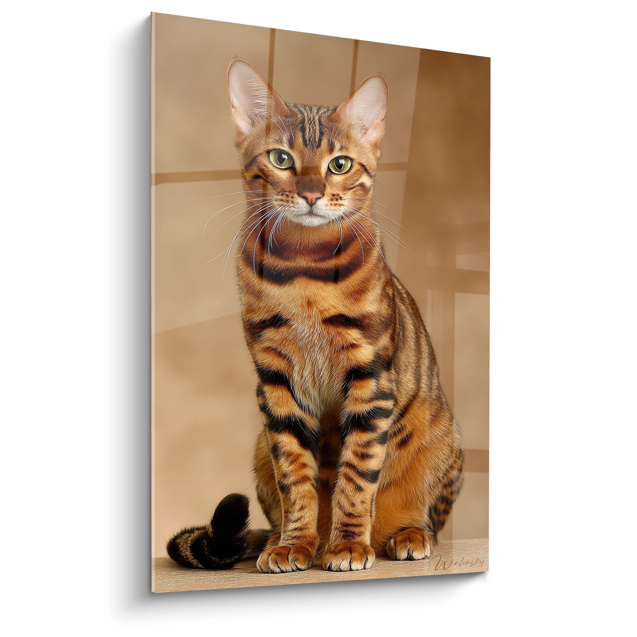 Gemälde, das eine majestätisch sitzende Toyger-Katze mit goldenen Streifen und durchdringend grünen Augen darstellt