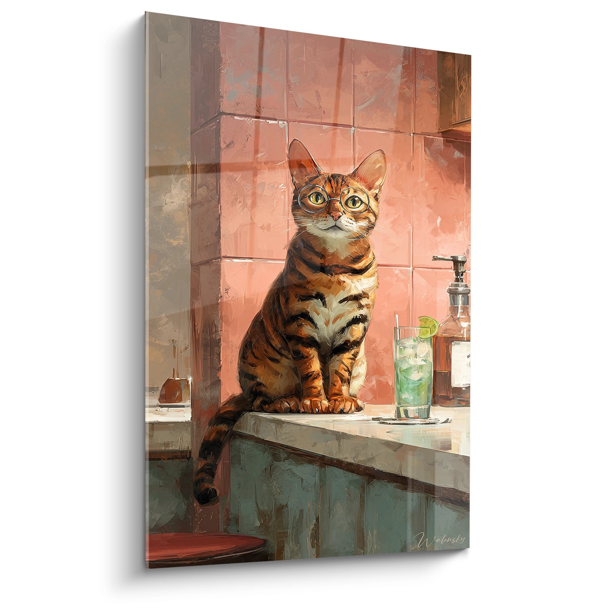 Tableau chat Toyger avec lunettes assis dans salle de bain vintage rose avec verre de boisson verte