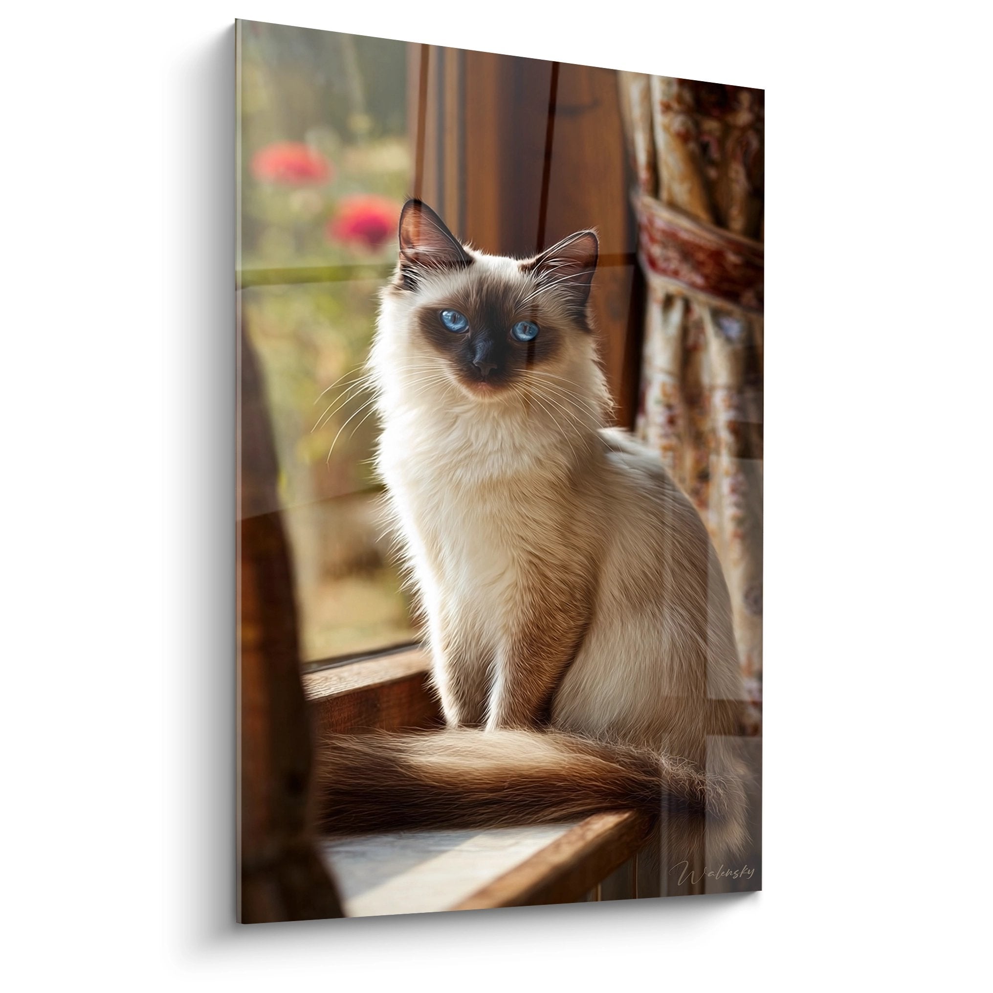 Balinese Cat Gemälde mit blauen Augen, das am Fenster in goldenem Licht sitzt, cremefarbenes Fell und Seal-Point-Markierungen