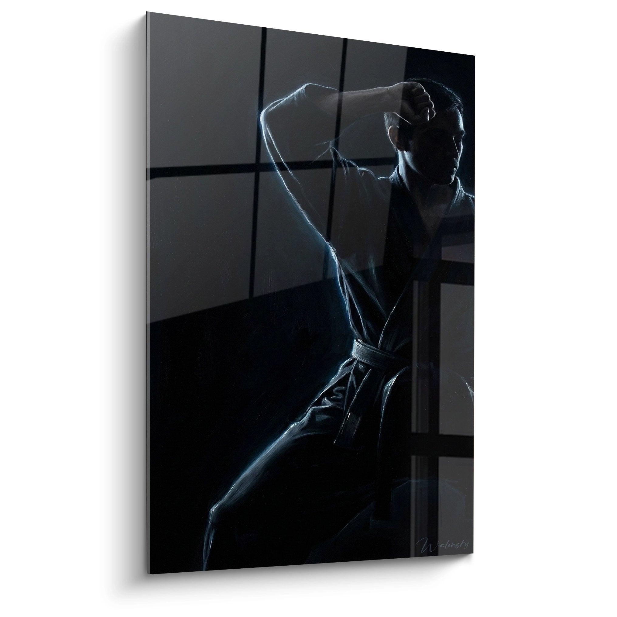 Tableau karateka en meditation dans son gi traditionnel avec eclairage dramatique bleu et gris