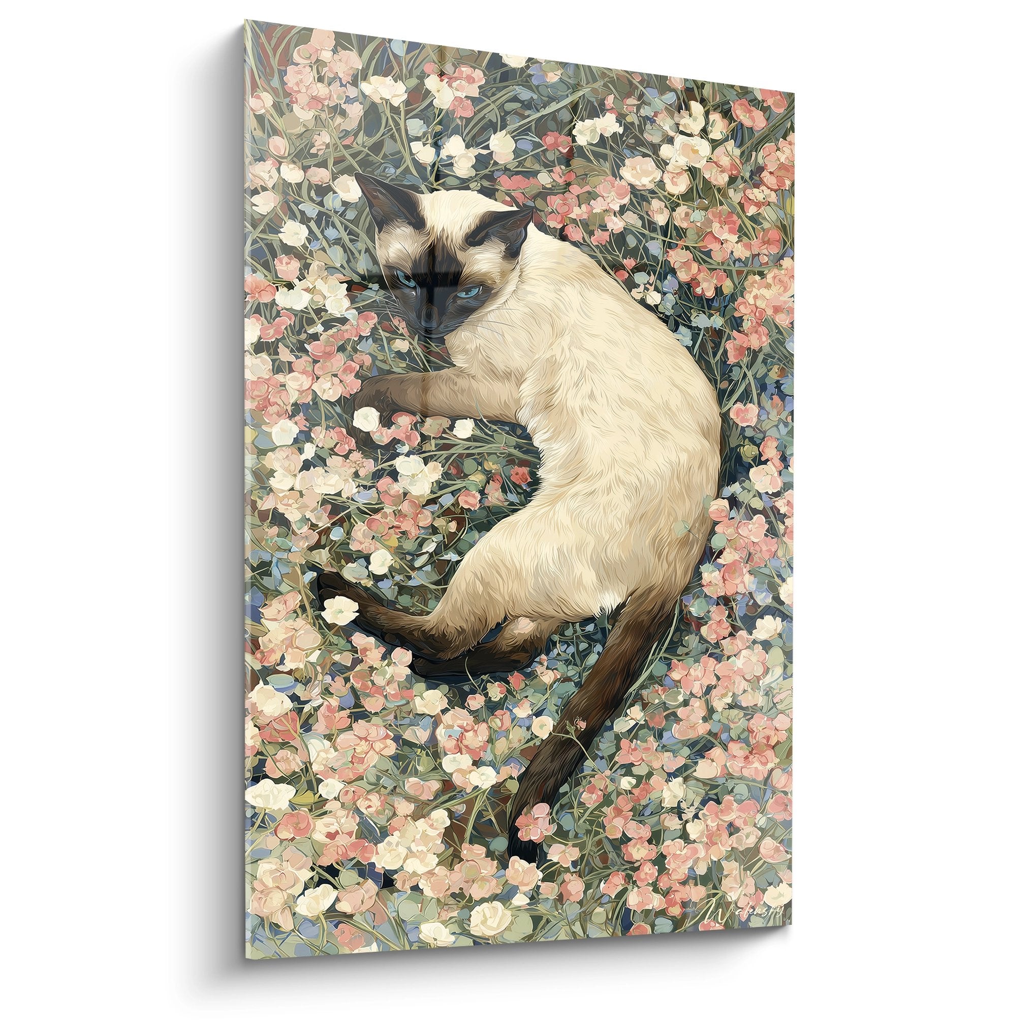 Quadro artistico gatto siamese con occhi blu sdraiato in un giardino di fiori rosa e bianchi