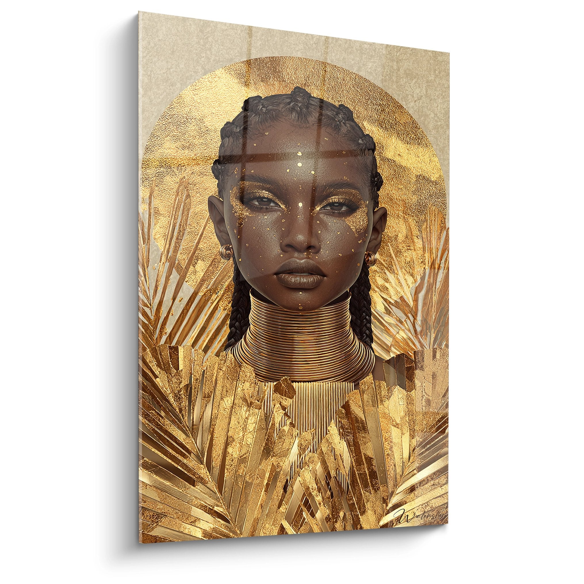 Quadro ritratto di donna africana con ornamenti dorati e collana tradizionale su sfondo vegetale dorato