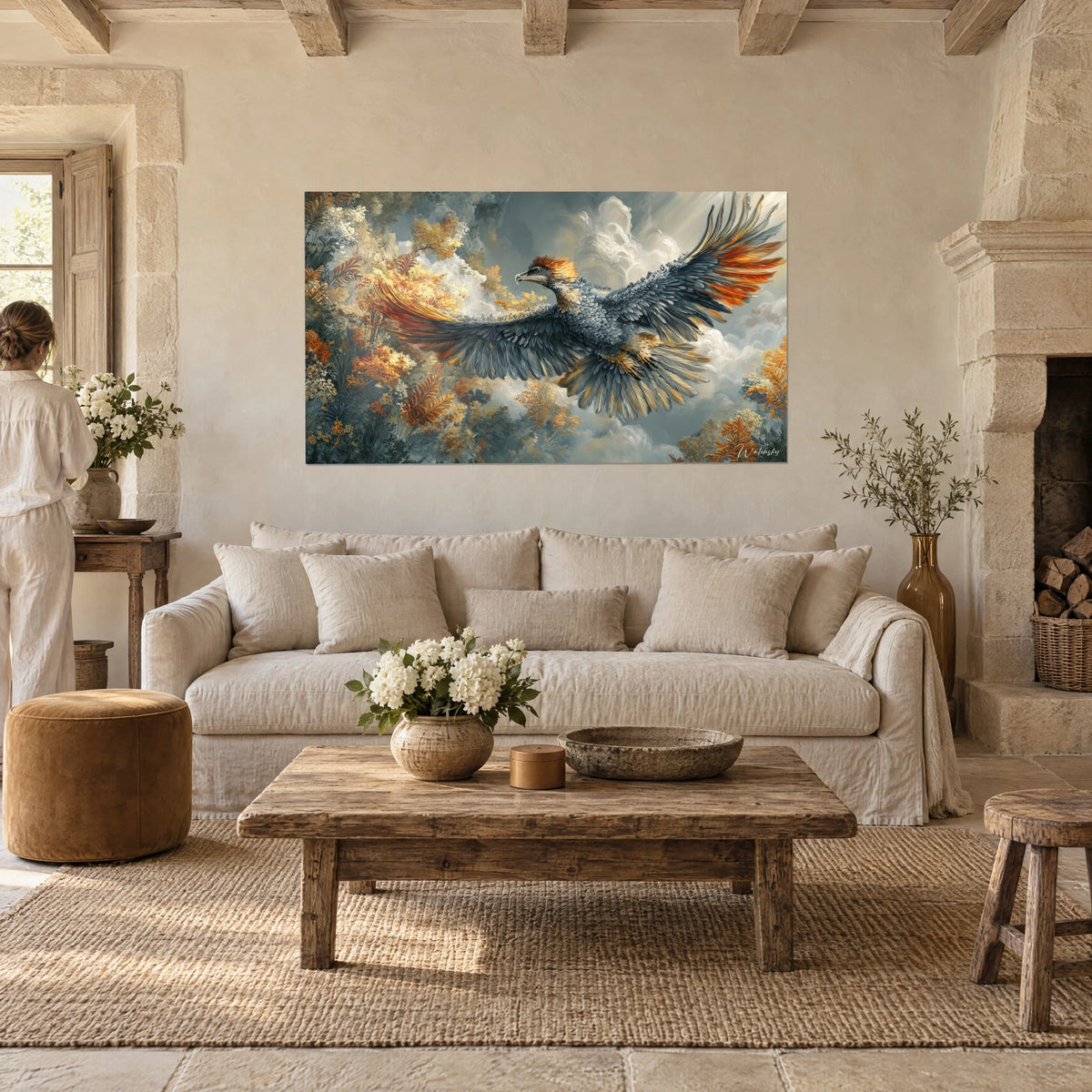Quadro di un enorme rapace con ali grigie spiegate, piume arancioni e ocra, nuvole color crema, sopra un divano in un soggiorno luminoso