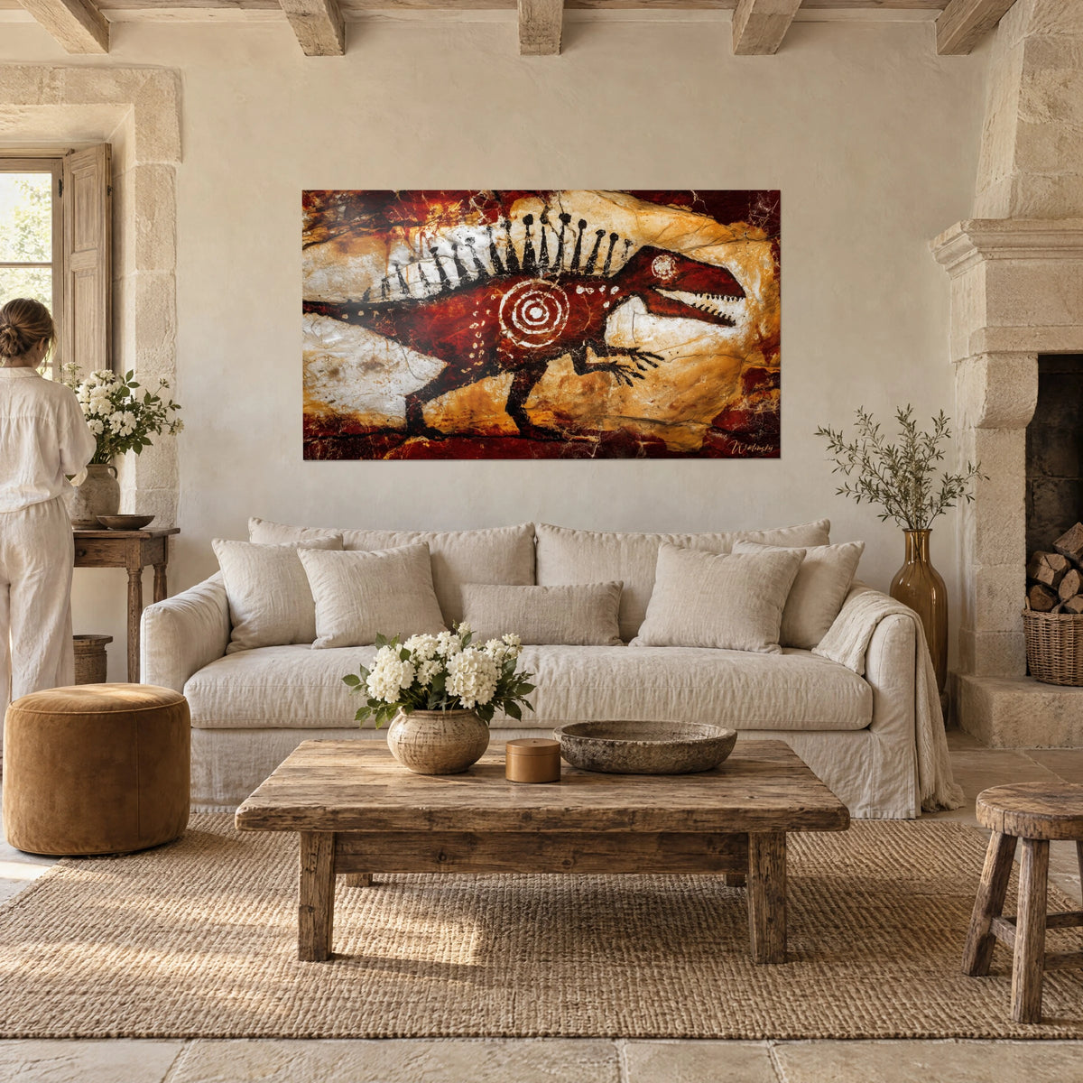 Schilderij Bloedrode dinosaurus omlijnd in zwart op okerkleurige rots, witte spiraal op de flank, boven een bank in een lichte woonkamer