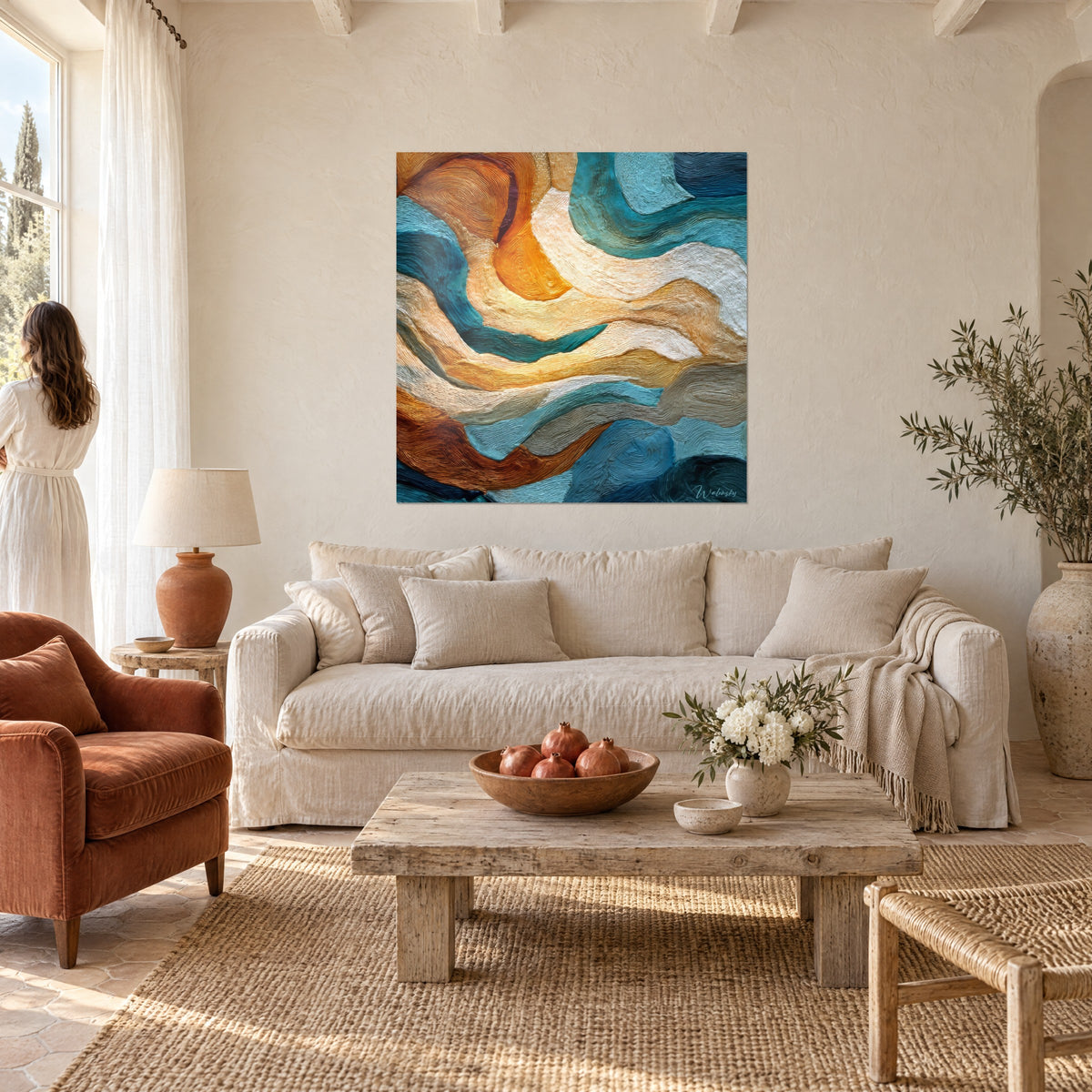 Schilderij met vloeiende turquoise en okerkleurige golven in reliëf, vrouw in witte jurk van achteren, boven een bank in een lichte woonkamer