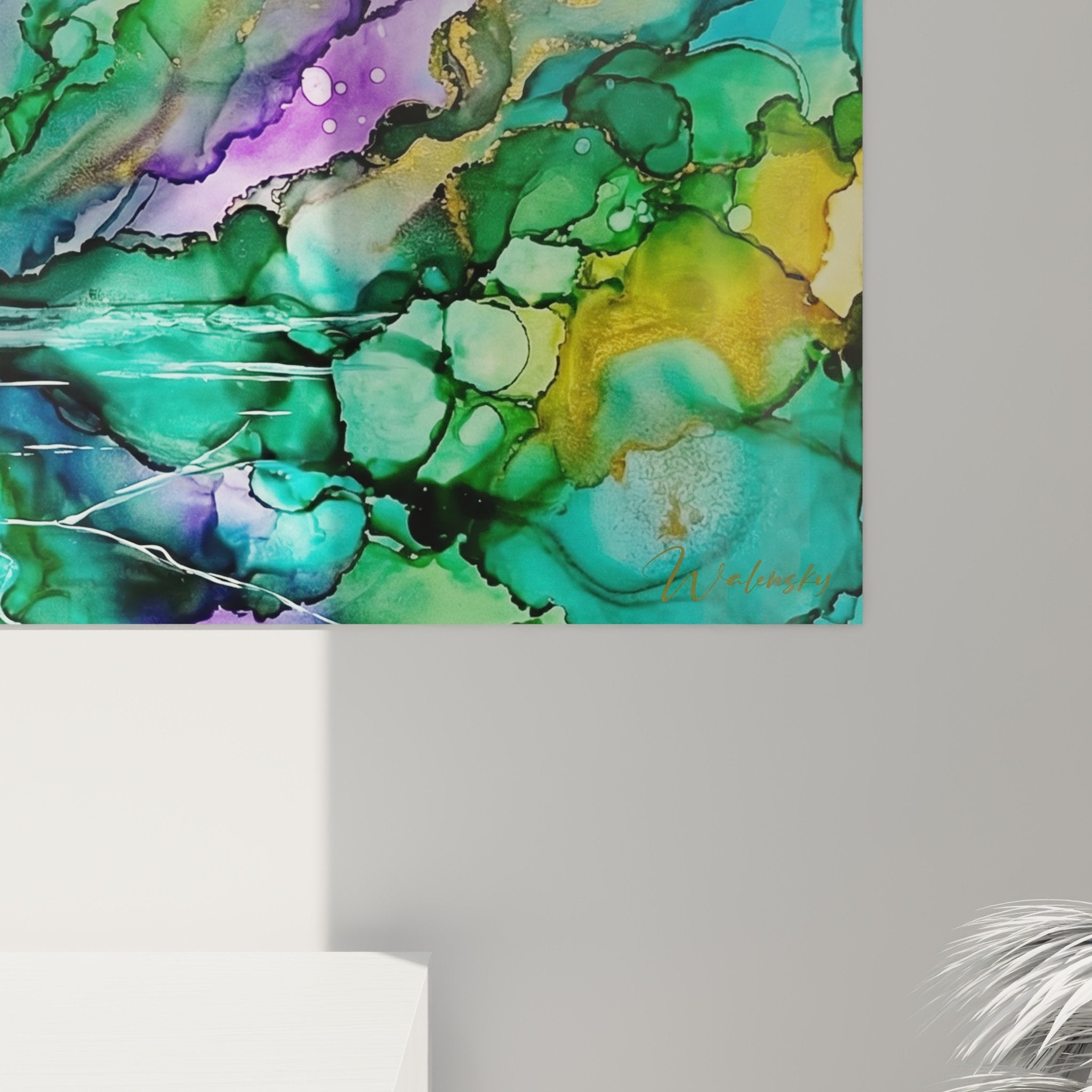 Vue d'ensemble tableau lévrier greyhound abstrait dans salon moderne avec mobilier contemporain et couleurs harmonieuses