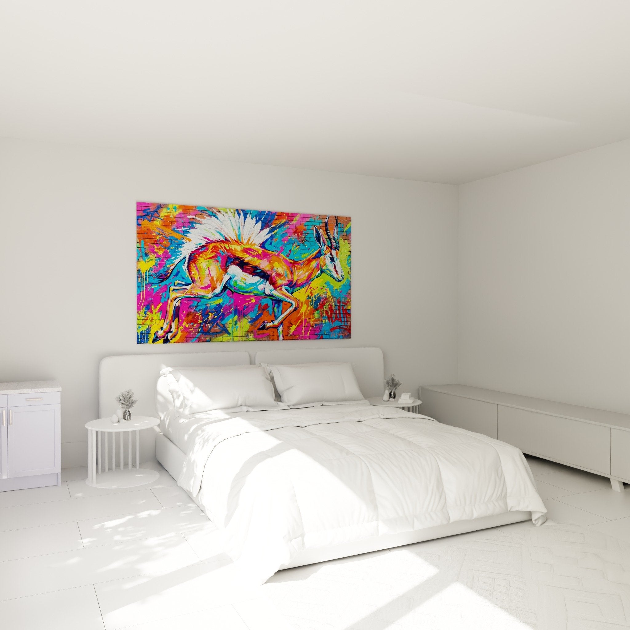 Farbiges Antilopenbild im modernen Schlafzimmer mit weißer Wand, zeitgenössische urbane Kunstdekoration