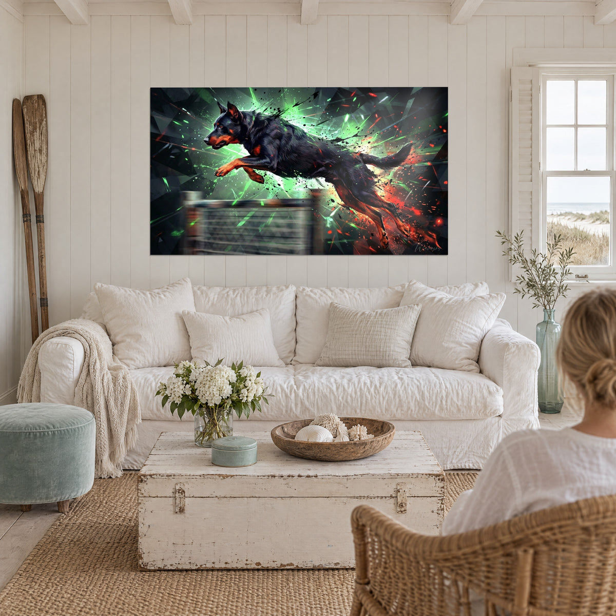Πίνακας Beauceron μαύρο και φωτιά σε άλμα μέσα σε πράσινες και κόκκινες εκρήξεις, πάνω από καναπέ σε φωτεινό σαλόνι