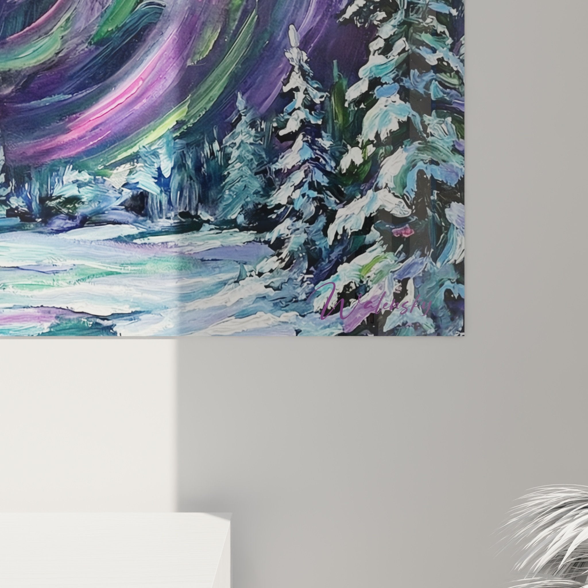 Gesamtansicht Bullmastiff-Kunstwerk arktische Nordlichter moderne Wohnzimmereinrichtung Dekoration weisse Wand Holzmöbel