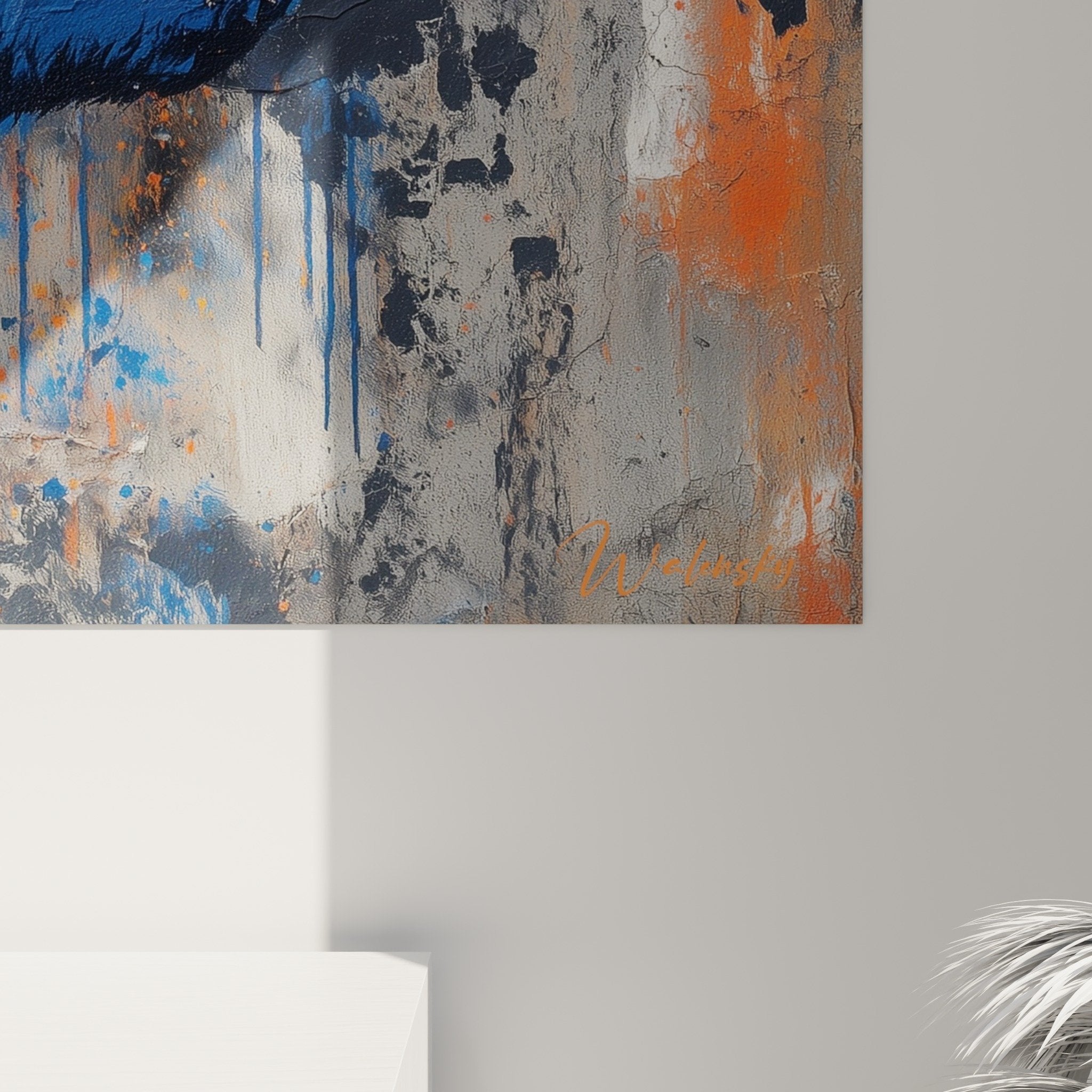 Vue ensemble tableau autruche expressionniste bleu orange dans salon moderne mur blanc mobilier design
