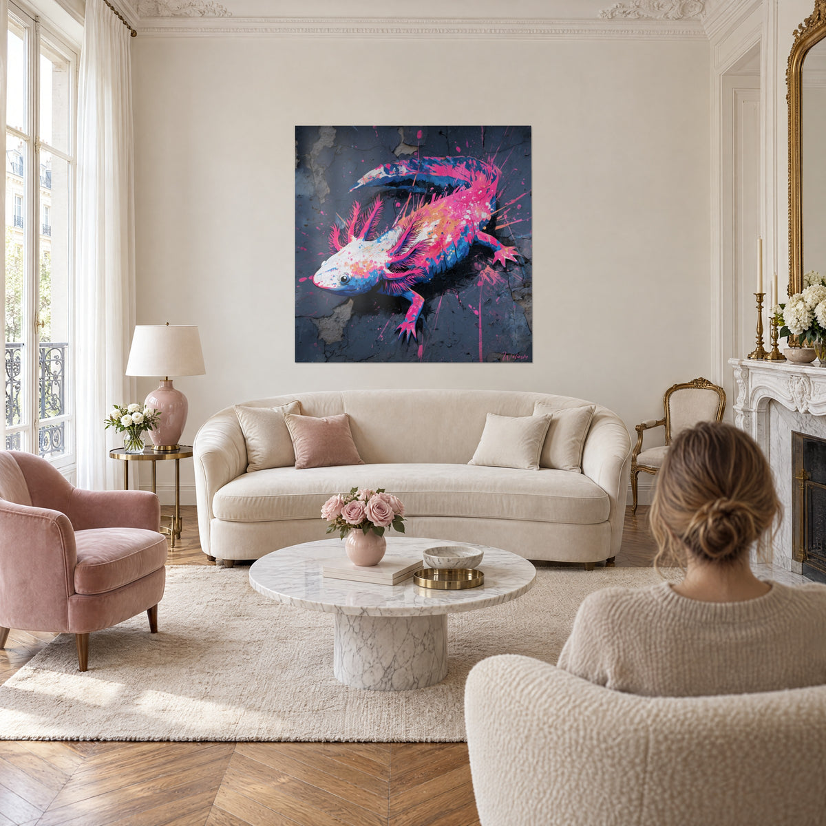 Tableau salamandre axolotl rose fuchsia aux branchies plumeuses, éclaboussures bleu cobalt sur mur fissuré, au-dessus d'un canapé dans un salon lumineux