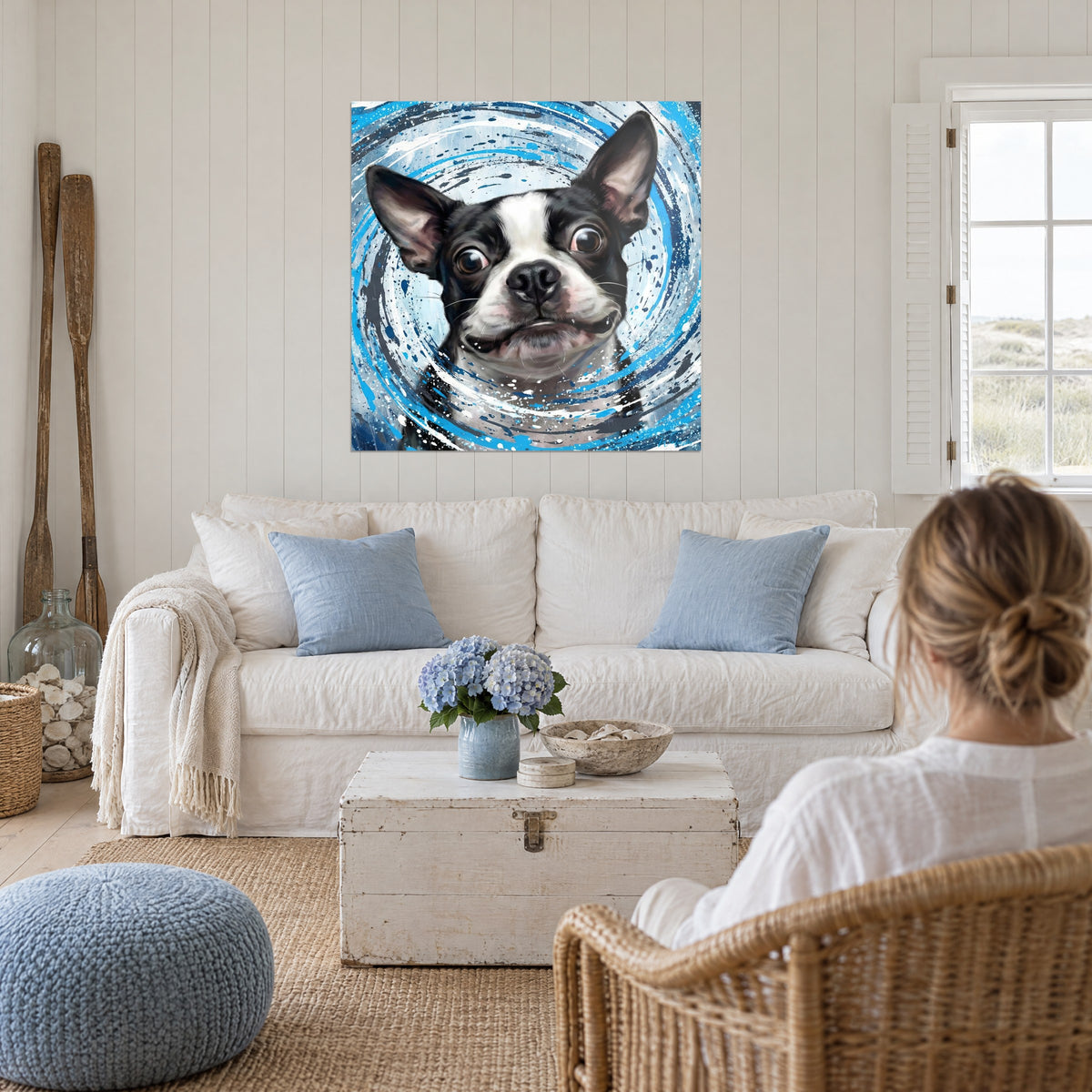 Πίνακας Boston Terrier με διάπλατα μάτια, ασπρόμαυρο πάνω σε γαλάζιο δίνη, πάνω από καναπέ σε φωτεινό σαλόνι