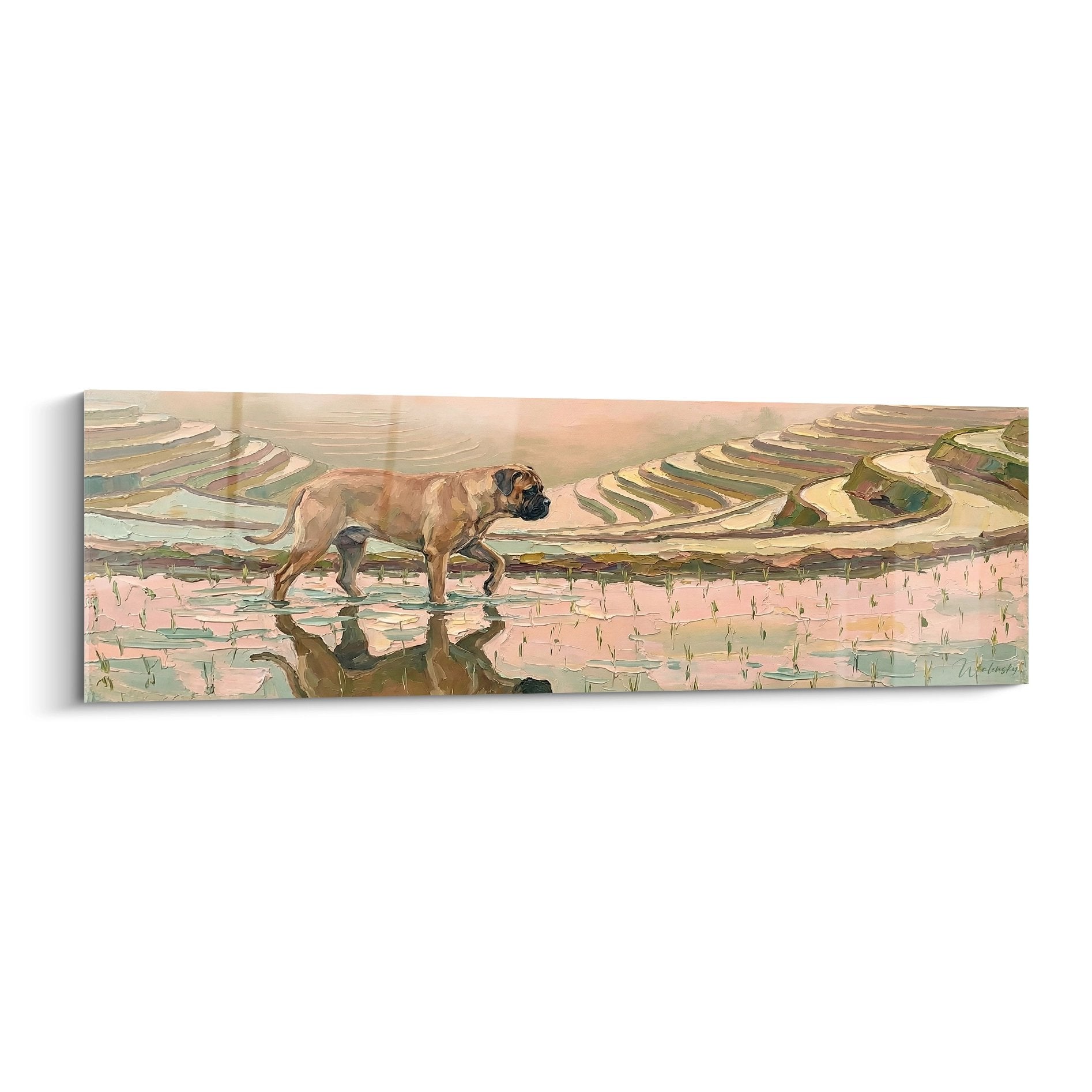 Bullmastiff contemplant des rizieres en terrasses avec reflet dans eau calme, tons roses et verts, style artistique