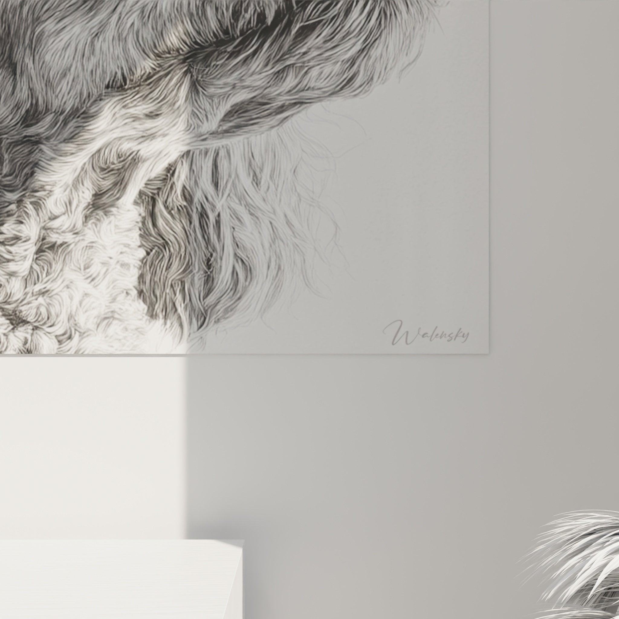 Vue d'ensemble portrait caniche monochrome dans salon contemporain, mise en valeur par éclairage doux