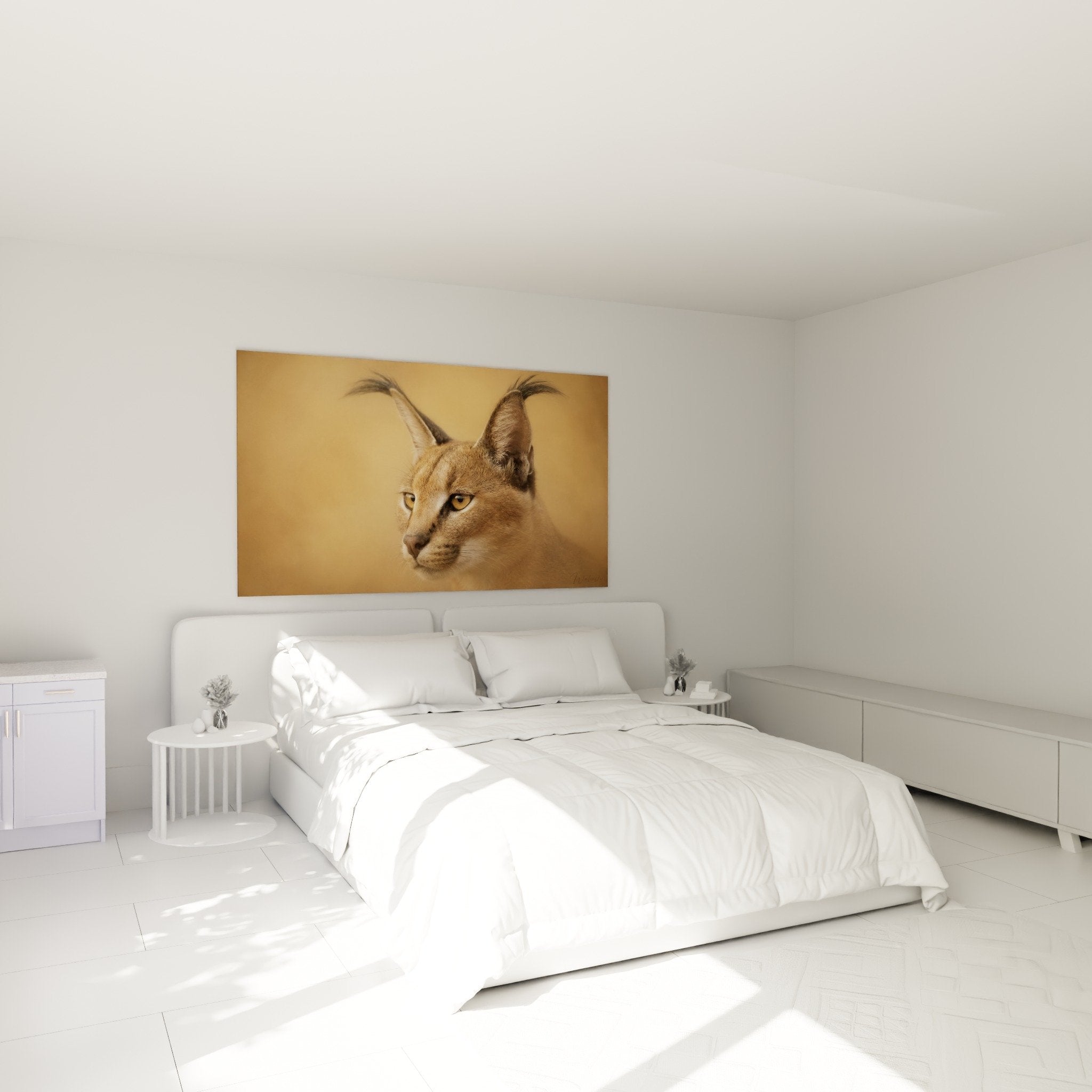 Tableau caracal doré dans chambre moderne murs blancs ambiance chaleureuse décoration