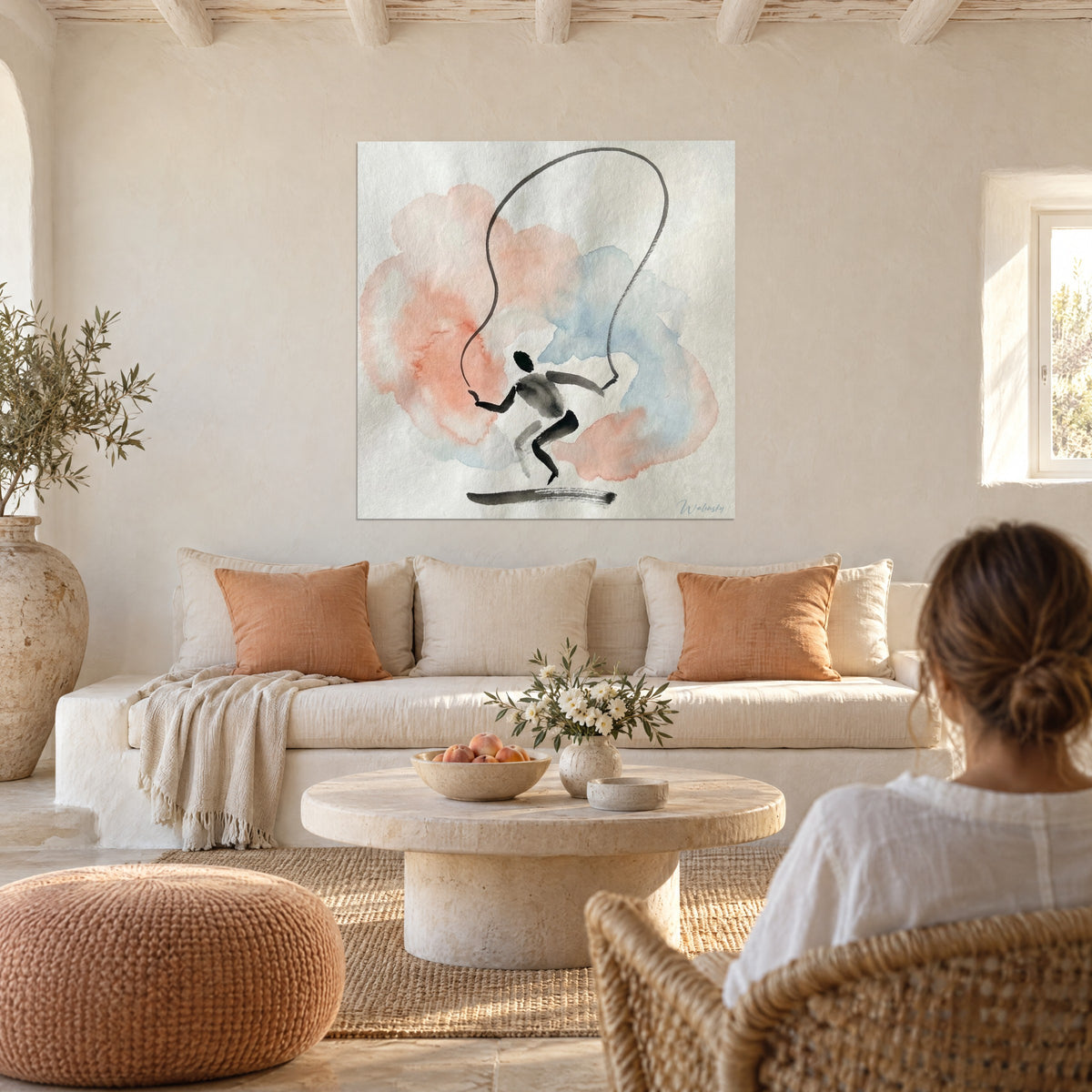 Quadro silhouette nera che salta sopra la sua corda, acquerello corallo e azzurro pallido, sopra un divano in un soggiorno luminoso