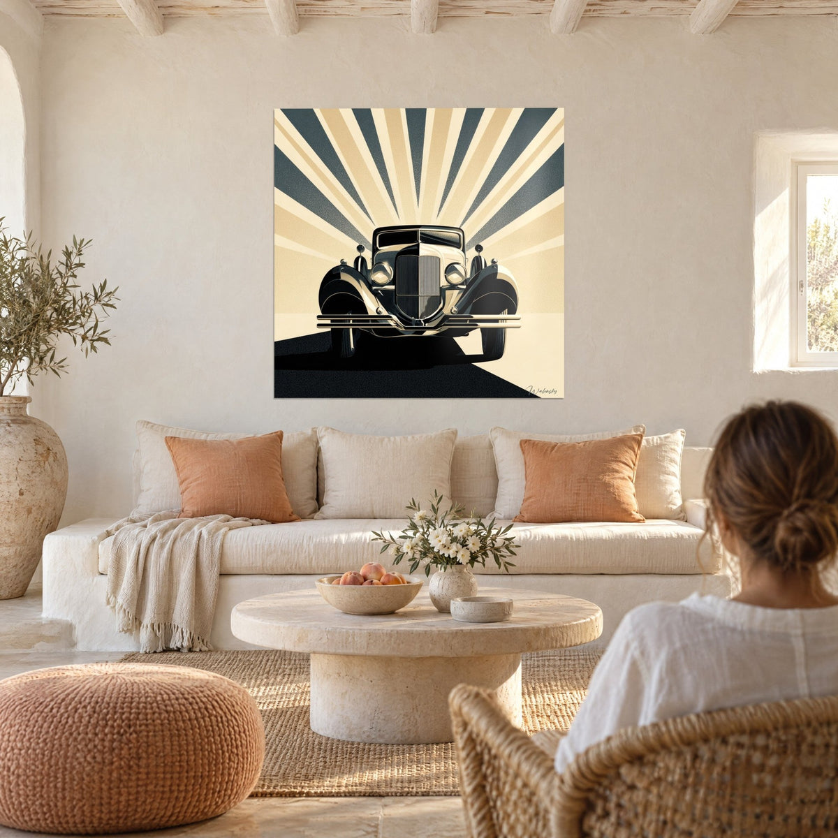 Quadro di limousine Art Déco, calandra cromata sotto raggi beige e ardesia, sopra un divano in un soggiorno luminoso
