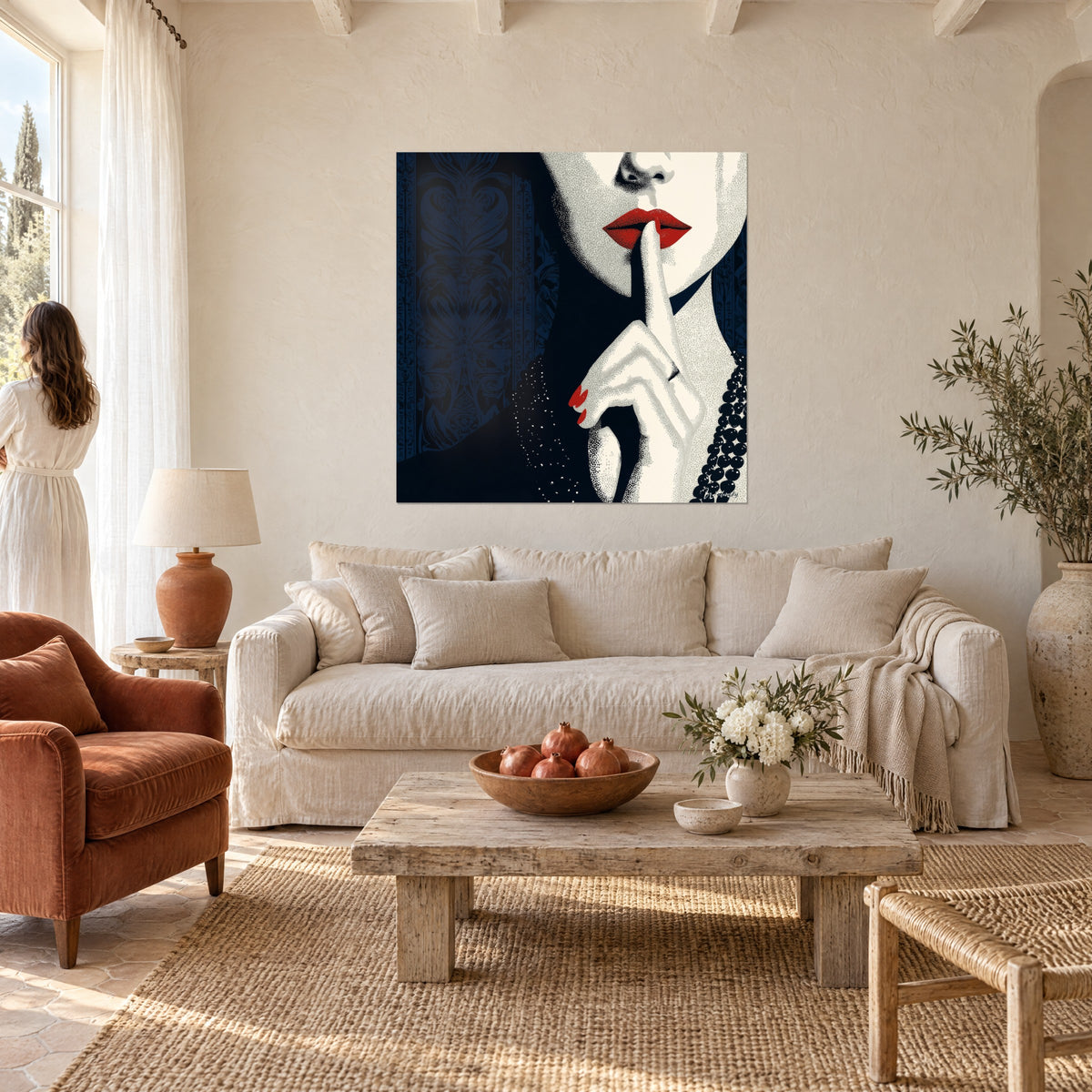 Quadro di donna con il dito sulle labbra rosse, sfondo blu notte e perle nere, sopra un divano in un soggiorno luminoso
