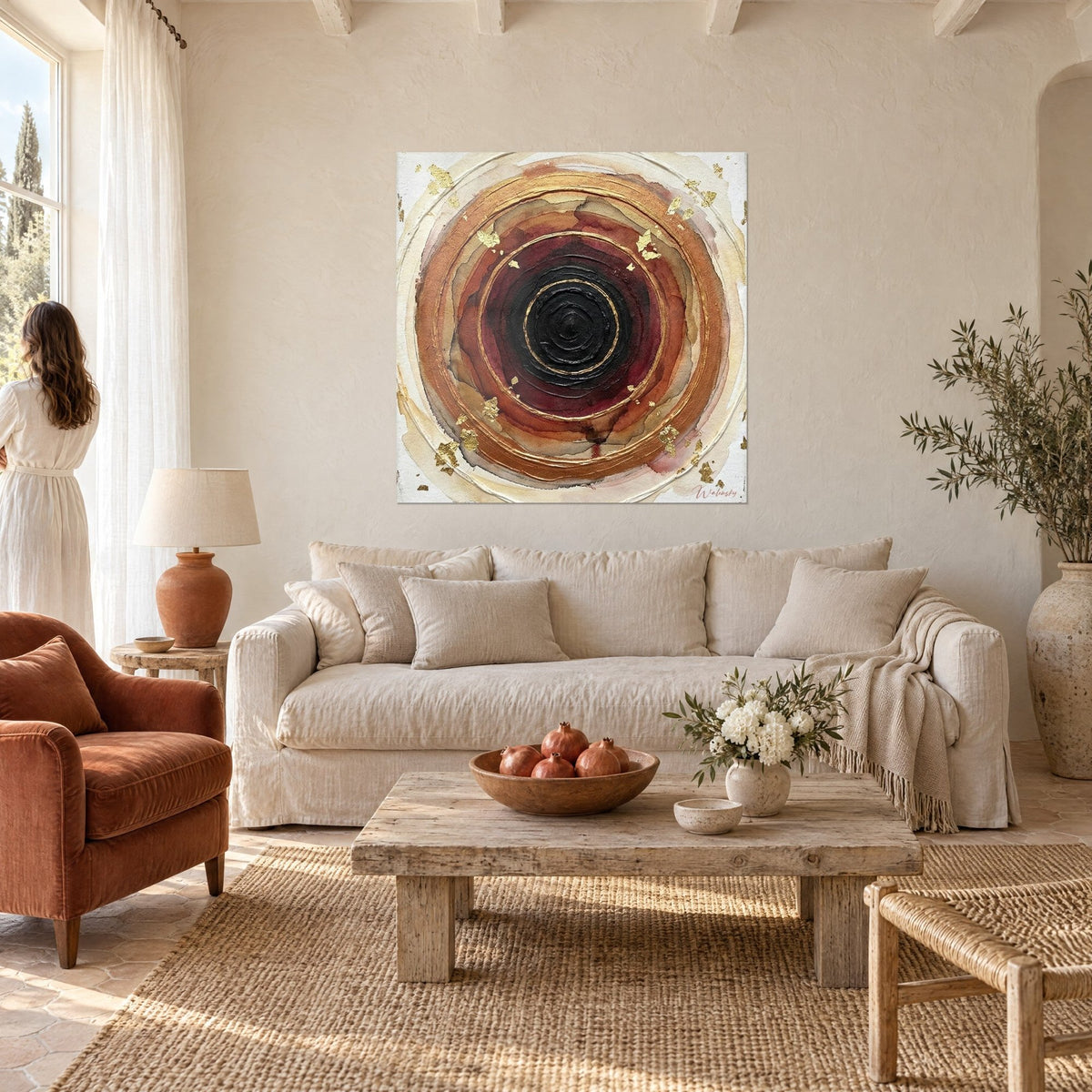 Gemälde mit abstrakter Spirale aus kupfernen und bordeauxroten Ringen, schwarzer Kern, Blattgold, über einem Sofa in einem hellen Wohnzimmer