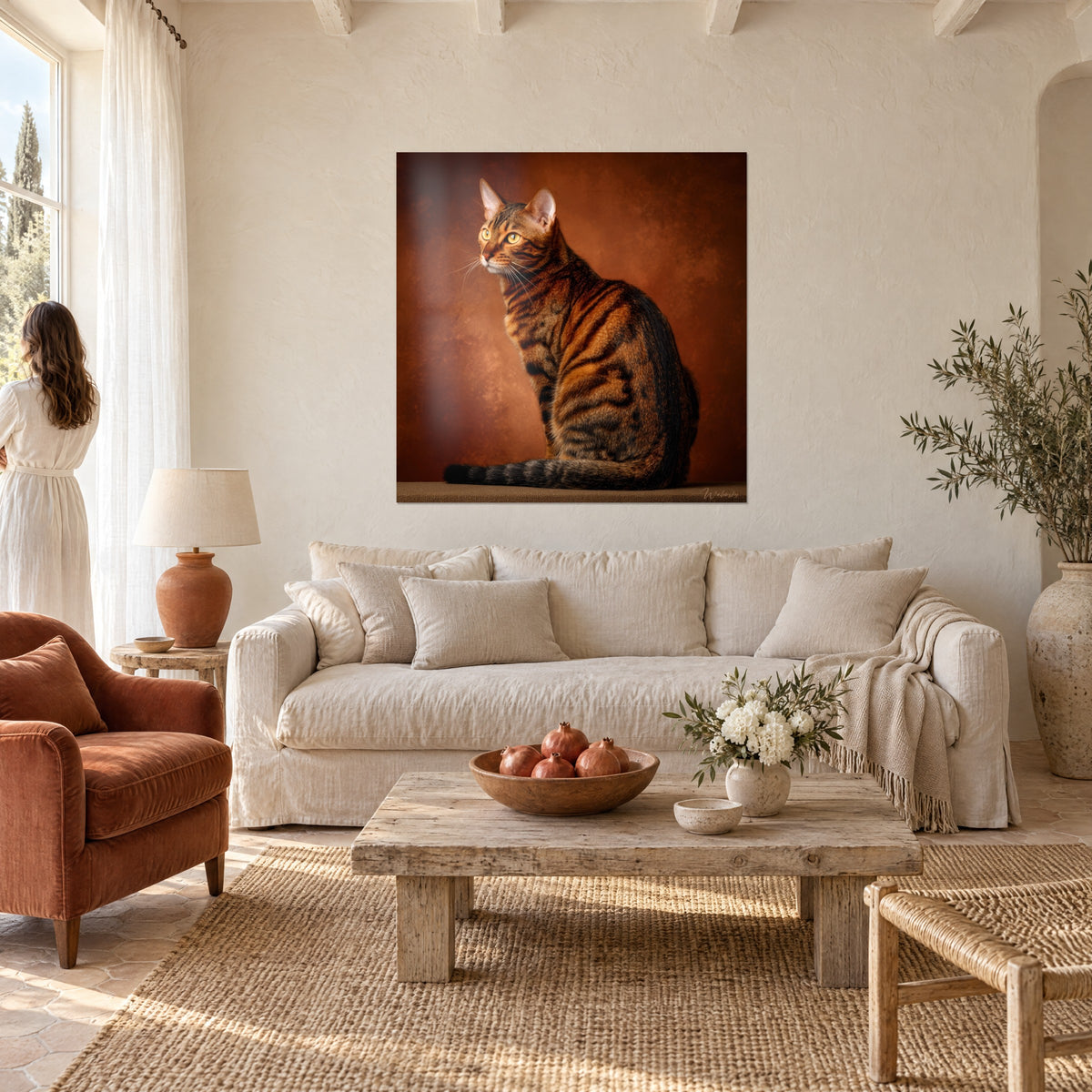 Πίνακας γάτα Toyger με μαύρες ρίγες πάνω σε ρόδινο-καφέ τρίχωμα, χαλκόχρωμο φόντο, πάνω από καναπέ σε φωτεινό σαλόνι