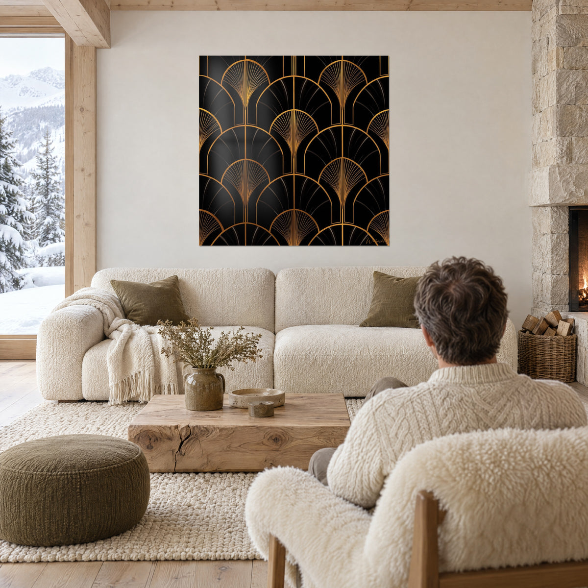 Cuadro con motivos Art Déco de abanicos dorados sobre fondo negro, una persona de espaldas, encima de un sofá en un salón luminoso