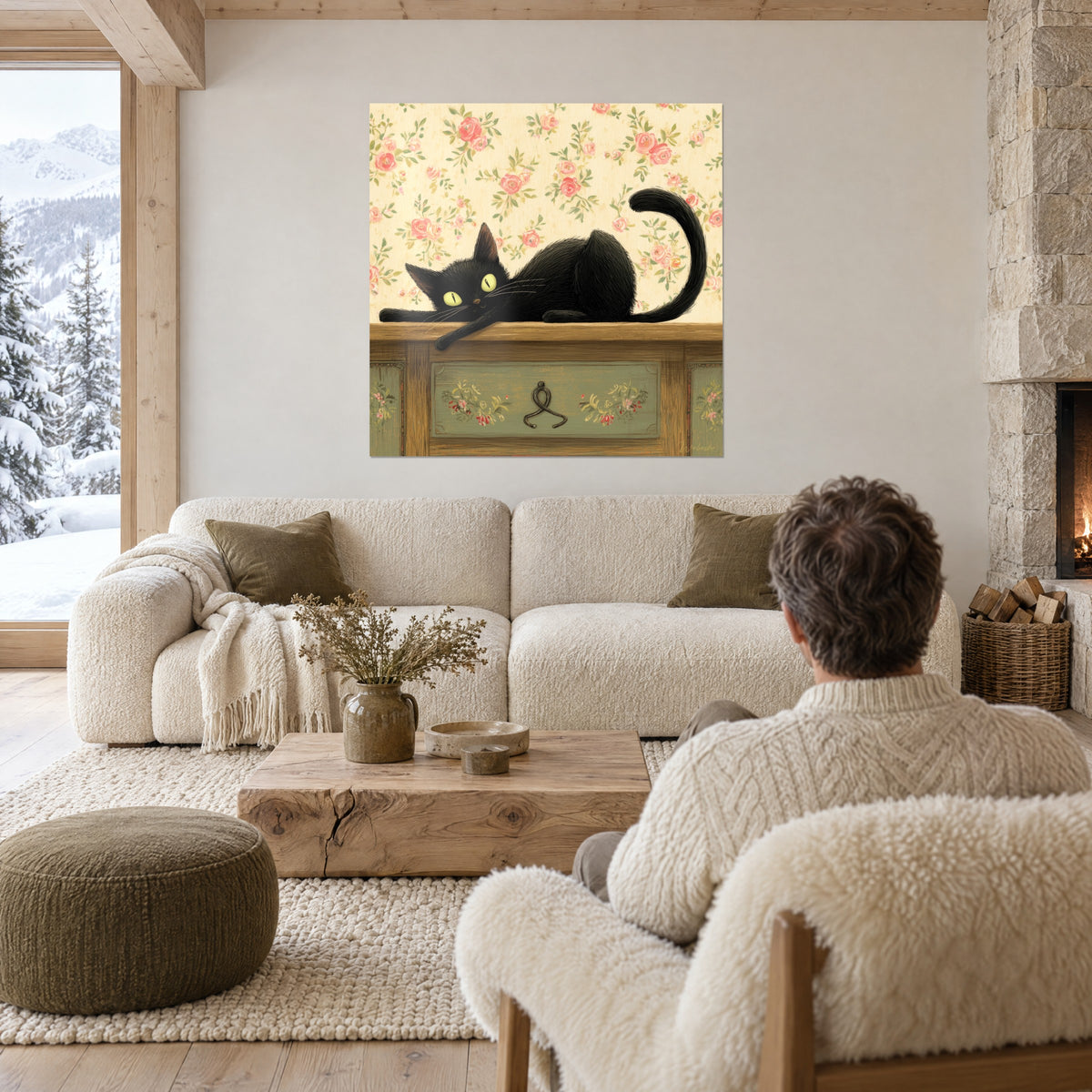 Gemälde einer schwarzen Katze mit anisgrünen Augen, langgestreckt liegend, Schwanz aufgerichtet vor blassrosa Hintergrund, Rückenansicht eines Mannes über einem Sofa in einem hellen Wohnzimmer