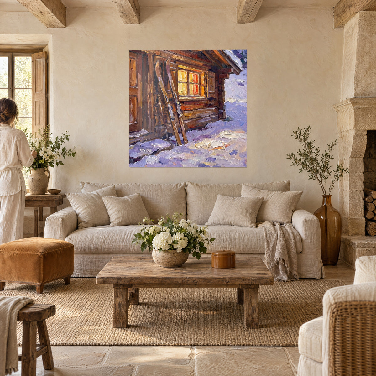 Cuadro chalet de madera con ventanas anaranjadas, dos esquís apoyados, nieve violeta, sobre un sofá en un salón luminoso