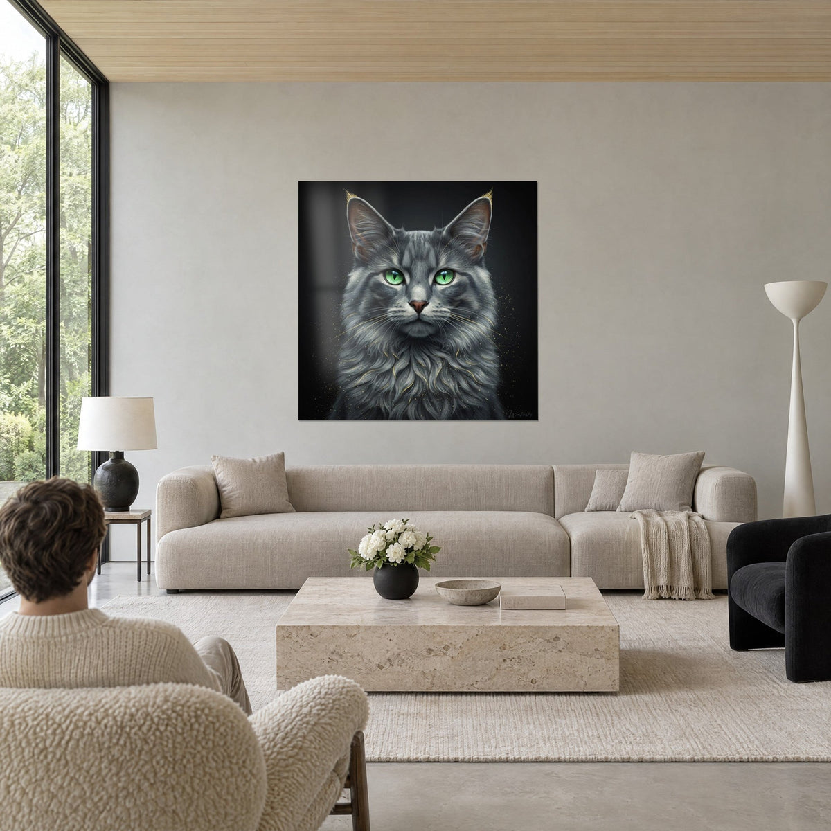 Πίνακας γάτα Nebelung με ασημογκρι τρίχωμα και πράσινα μάτια σε μαύρο φόντο, δύο άτομα από πίσω, πάνω από καναπέ σε φωτεινό σαλόνι
