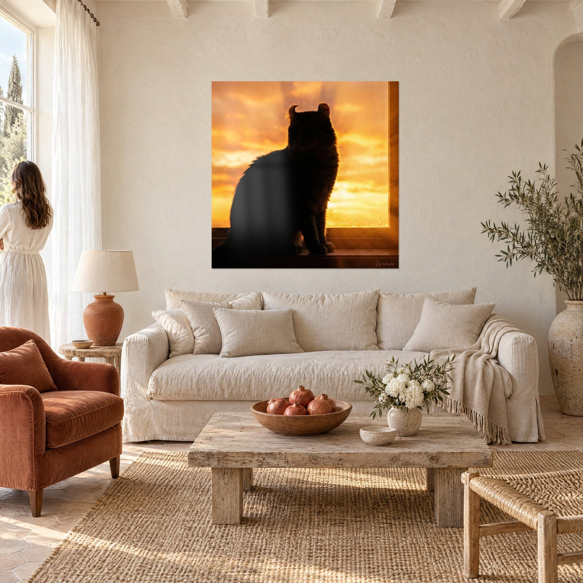 Tableau chat american curl en silhouette noire, ciel orange et or, oreilles recourbées, au-dessus d'un canapé dans un salon lumineux