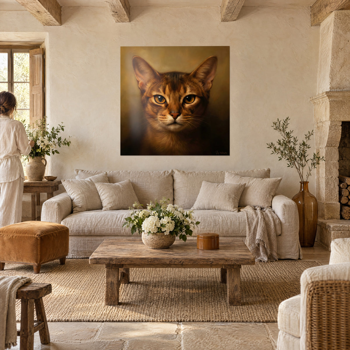 Πίνακας γάτα Abyssinian με ριγέ κοκκινοκαφέ τρίχωμα και κεχριμπαρένια μάτια, απέναντι σε δύο άτομα από πίσω, πάνω από καναπέ σε φωτεινό σαλόνι
