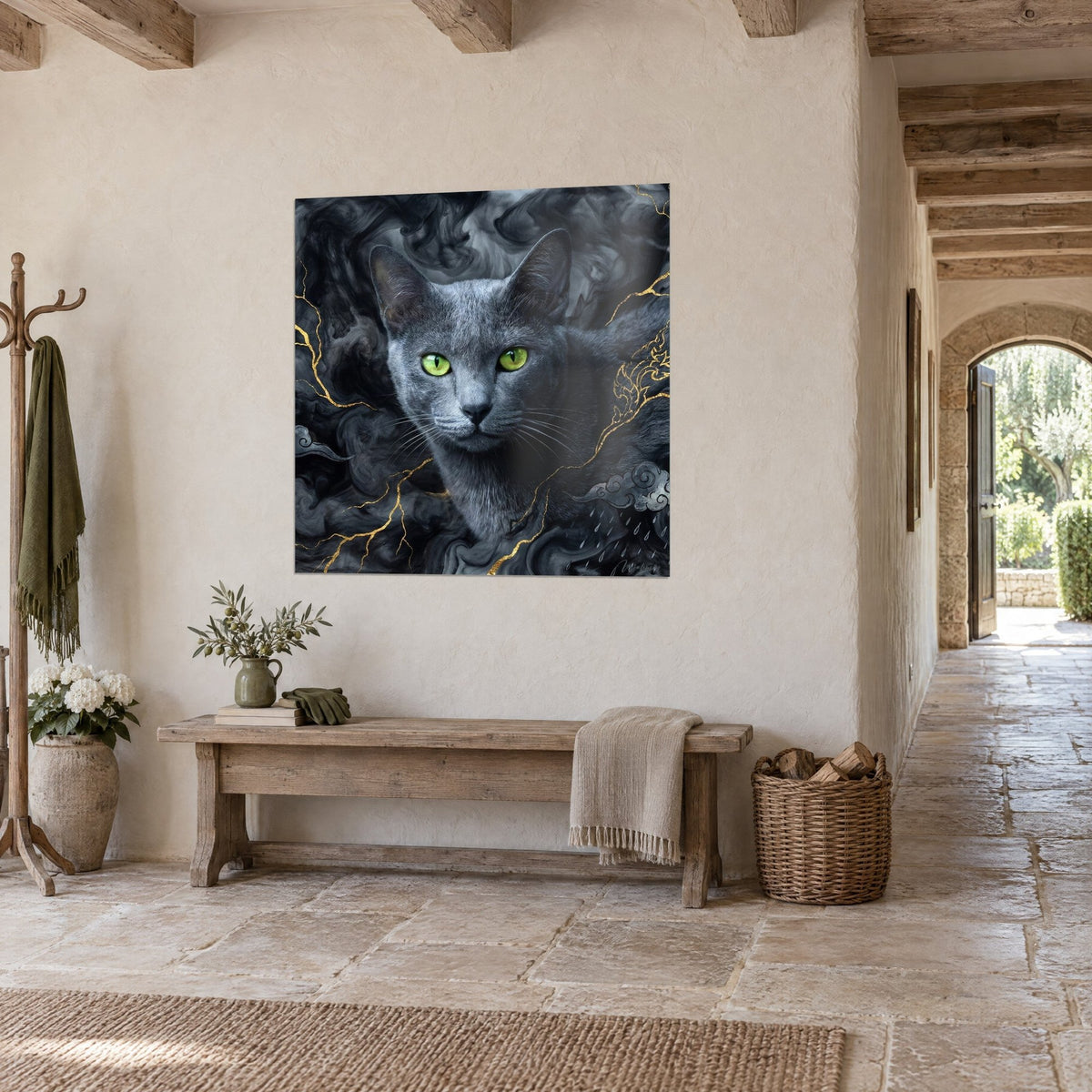 Cuadro felino gris azulado de mirada verde penetrante, humo negro y grietas de oro, pared de piedra clara y banco de madera